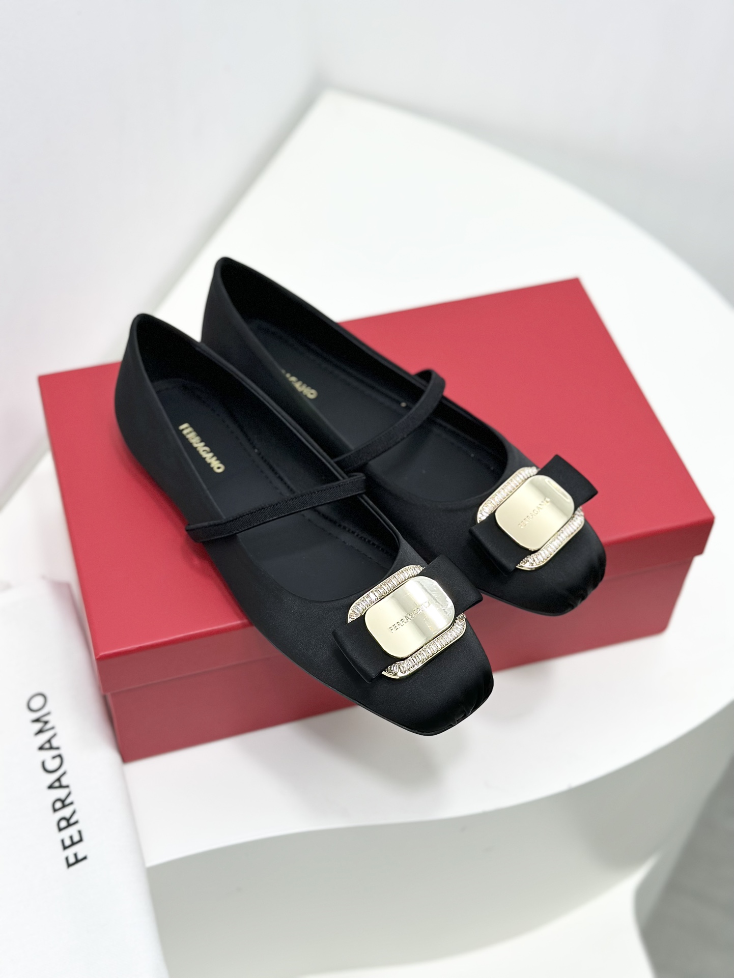 FERRAGA*O菲拉*慕24ss早春款全新Vara蝴蝶结芭蕾舞鞋平底鞋！它的设计非常精致从鞋带到鞋面每