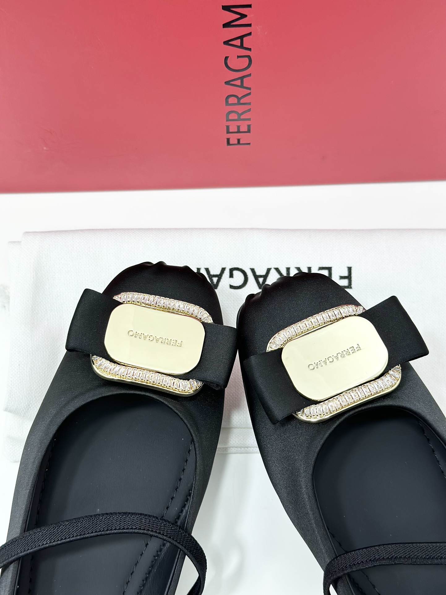 FERRAGA*O菲拉*慕24ss早春款全新Vara蝴蝶结芭蕾舞鞋平底鞋！它的设计非常精致从鞋带到鞋面每