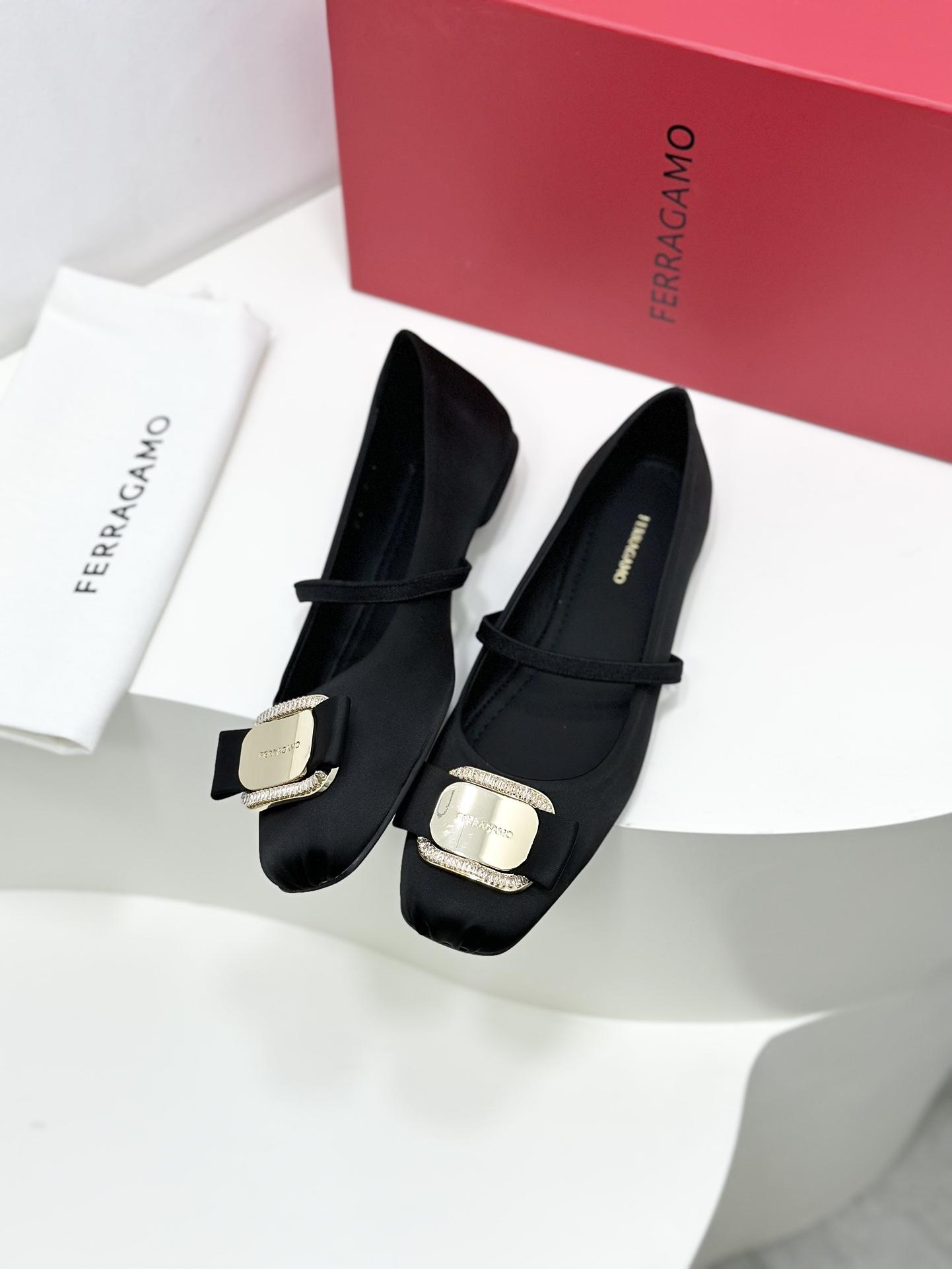 FERRAGA*O菲拉*慕24ss早春款全新Vara蝴蝶结芭蕾舞鞋平底鞋！它的设计非常精致从鞋带到鞋面每