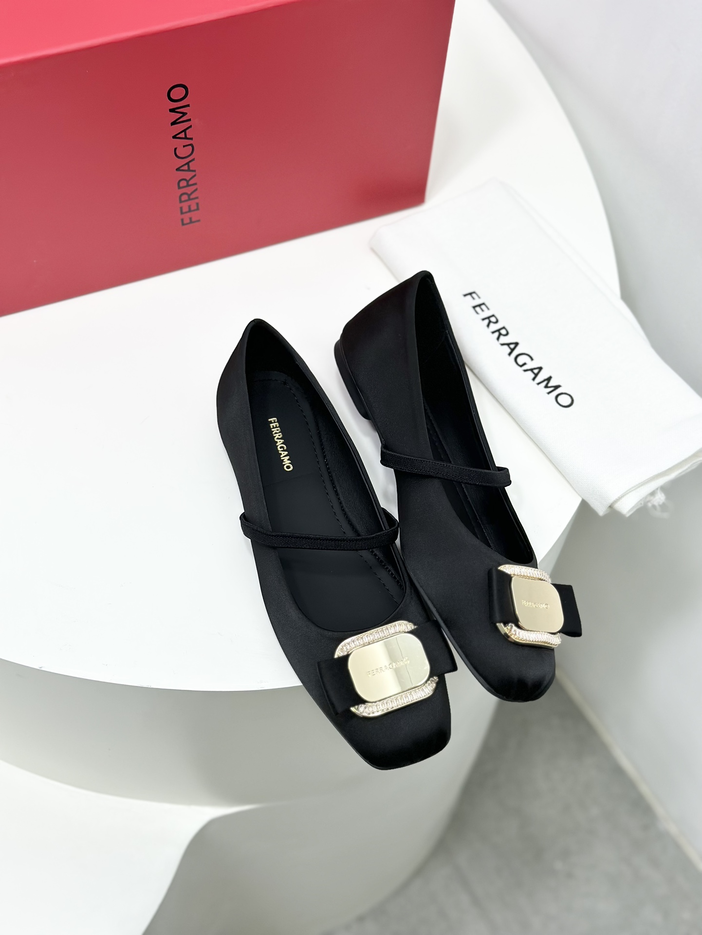 FERRAGA*O菲拉*慕24ss早春款全新Vara蝴蝶结芭蕾舞鞋平底鞋！它的设计非常精致从鞋带到鞋面每