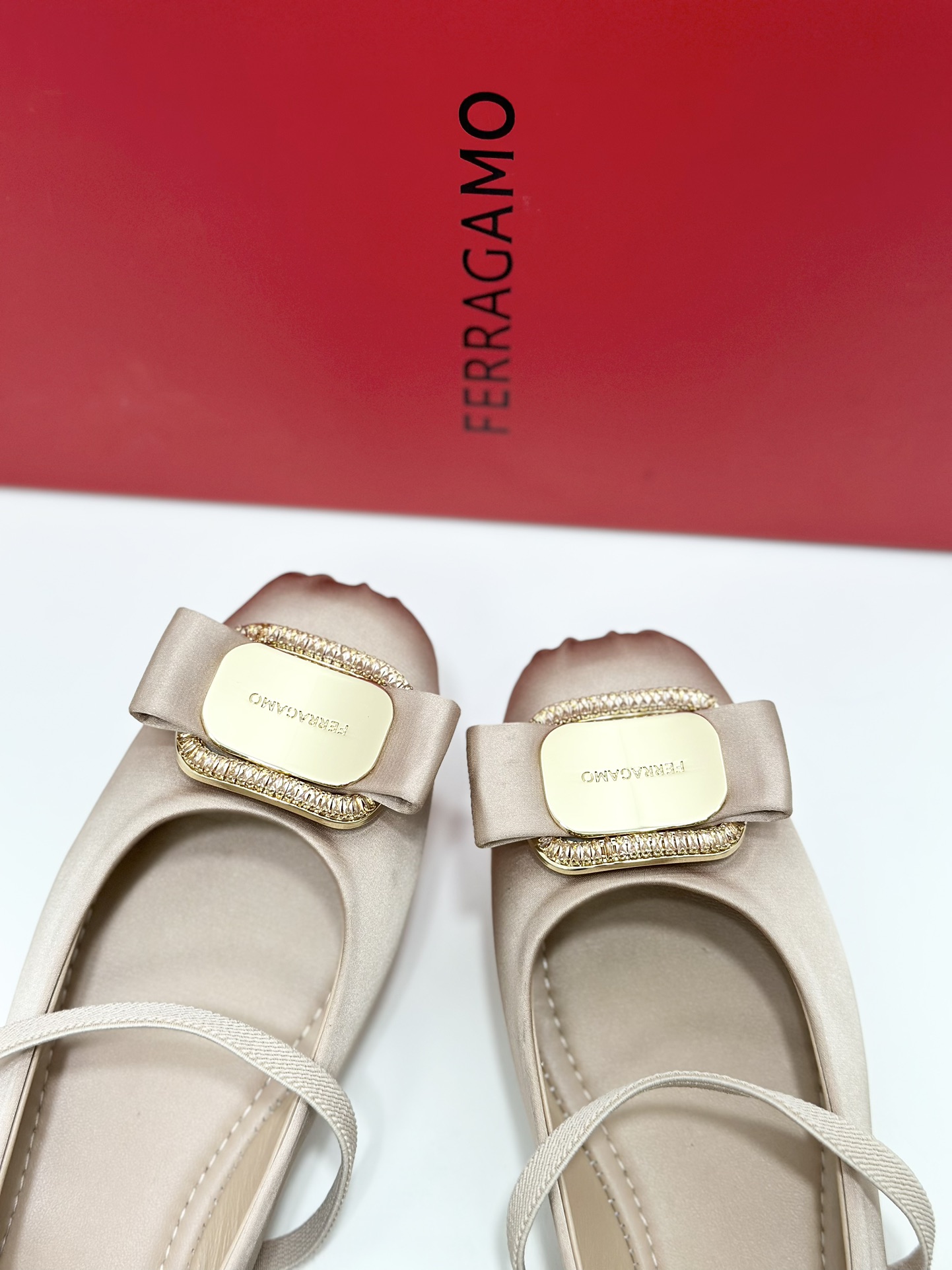 FERRAGA*O菲拉*慕24ss早春款全新Vara蝴蝶结芭蕾舞鞋平底鞋！它的设计非常精致从鞋带到鞋面每