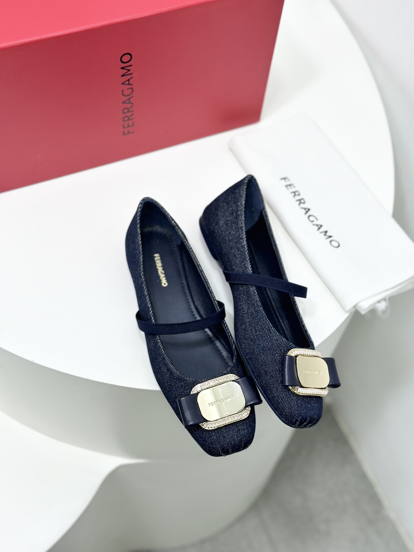 FERRAGA*O菲拉*慕24ss早春款全新Vara蝴蝶结芭蕾舞鞋平底鞋！它的设计非常精致从鞋带到鞋面每