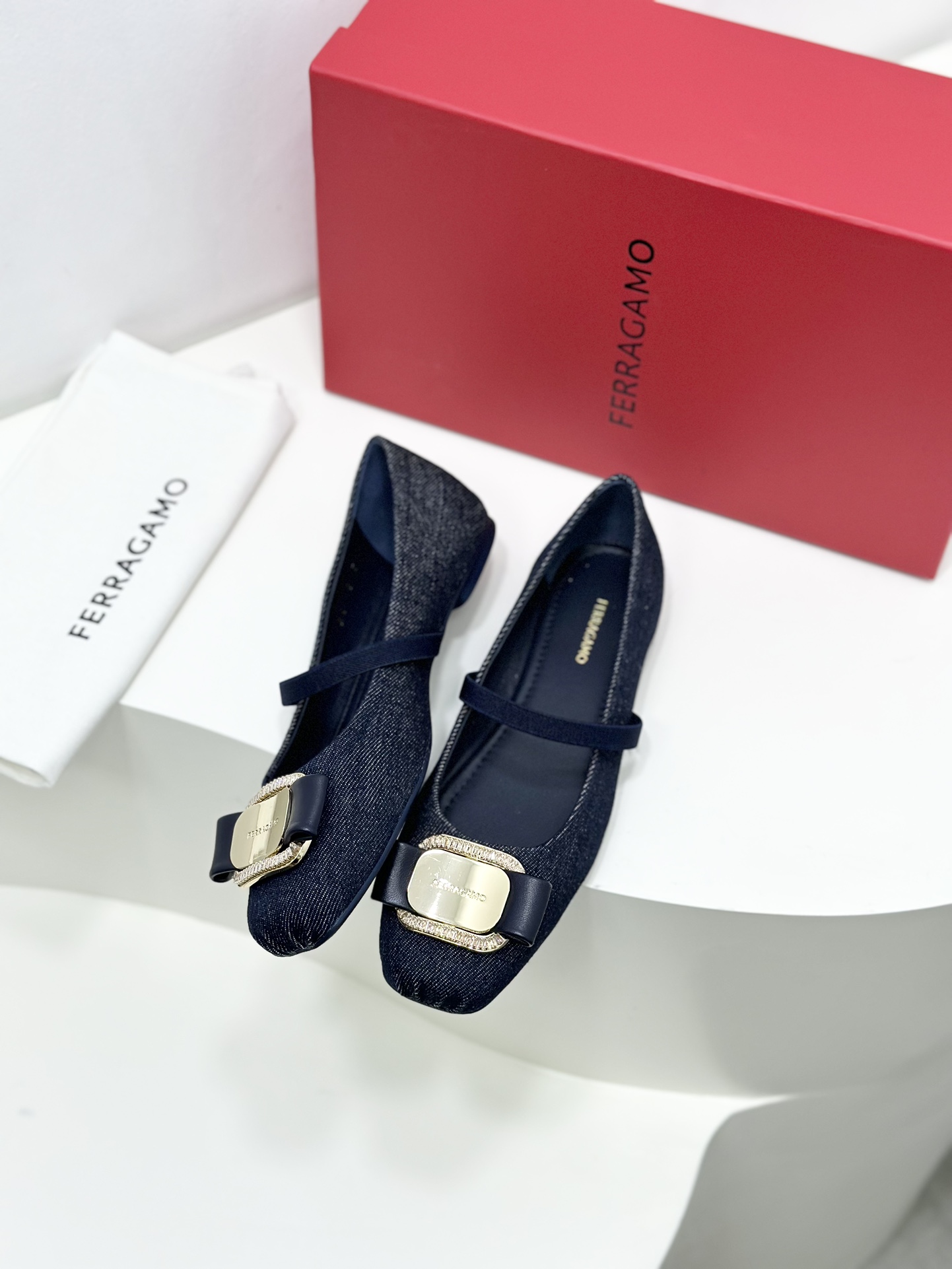 FERRAGA*O菲拉*慕24ss早春款全新Vara蝴蝶结芭蕾舞鞋平底鞋！它的设计非常精致从鞋带到鞋面每