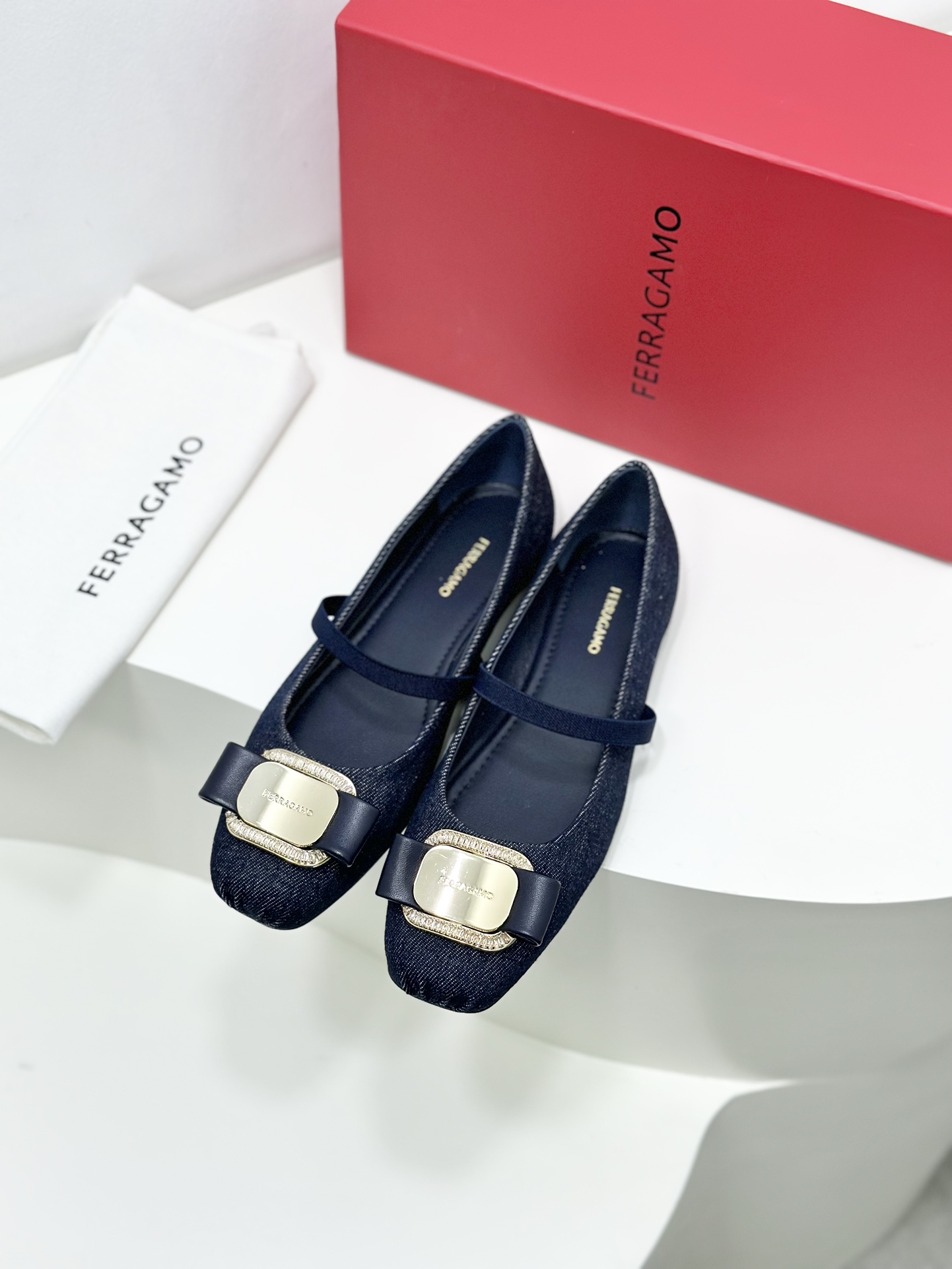 FERRAGA*O菲拉*慕24ss早春款全新Vara蝴蝶结芭蕾舞鞋平底鞋！它的设计非常精致从鞋带到鞋面每