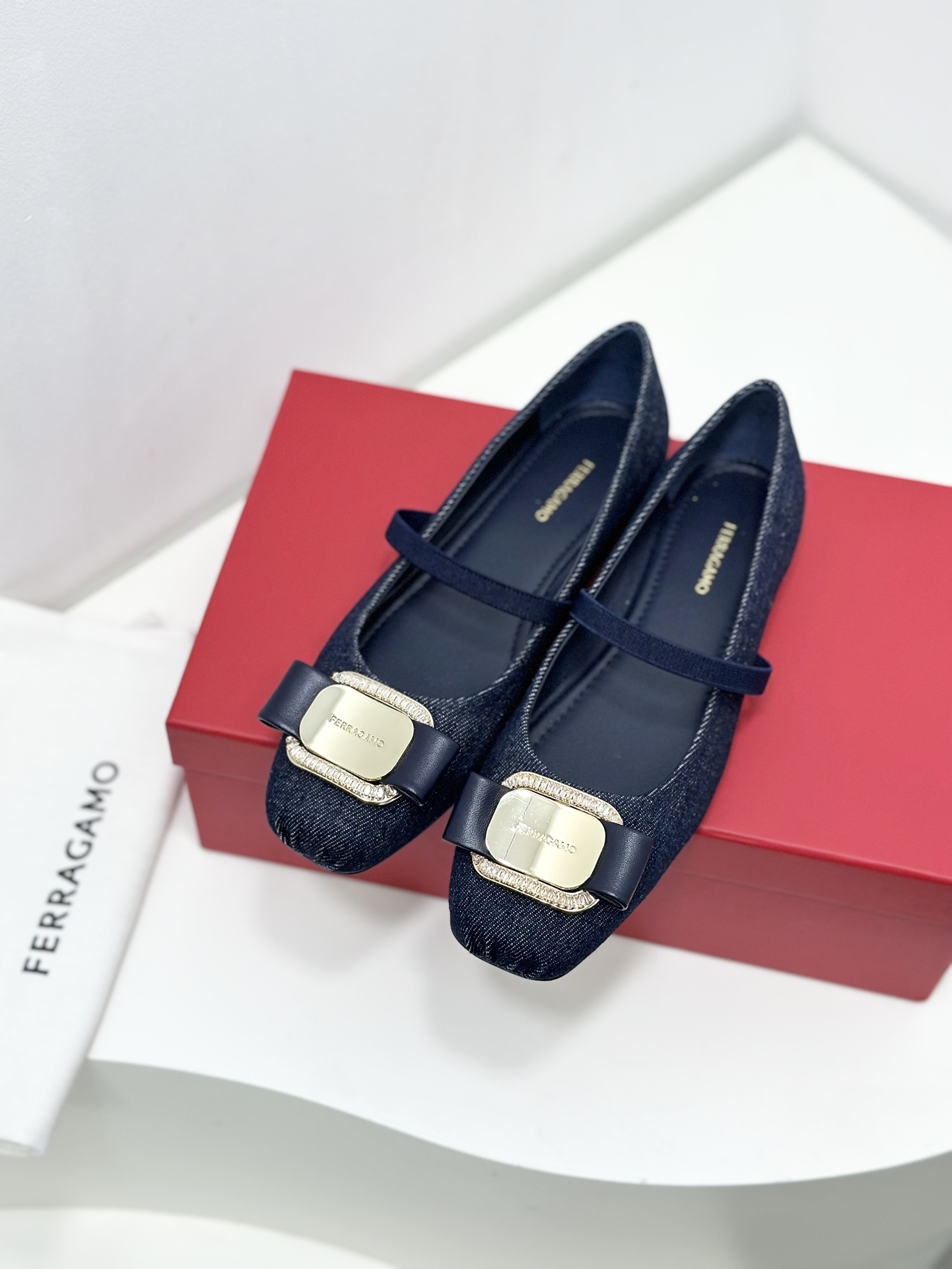 FERRAGA*O菲拉*慕24ss早春款全新Vara蝴蝶结芭蕾舞鞋平底鞋！它的设计非常精致从鞋带到鞋面每