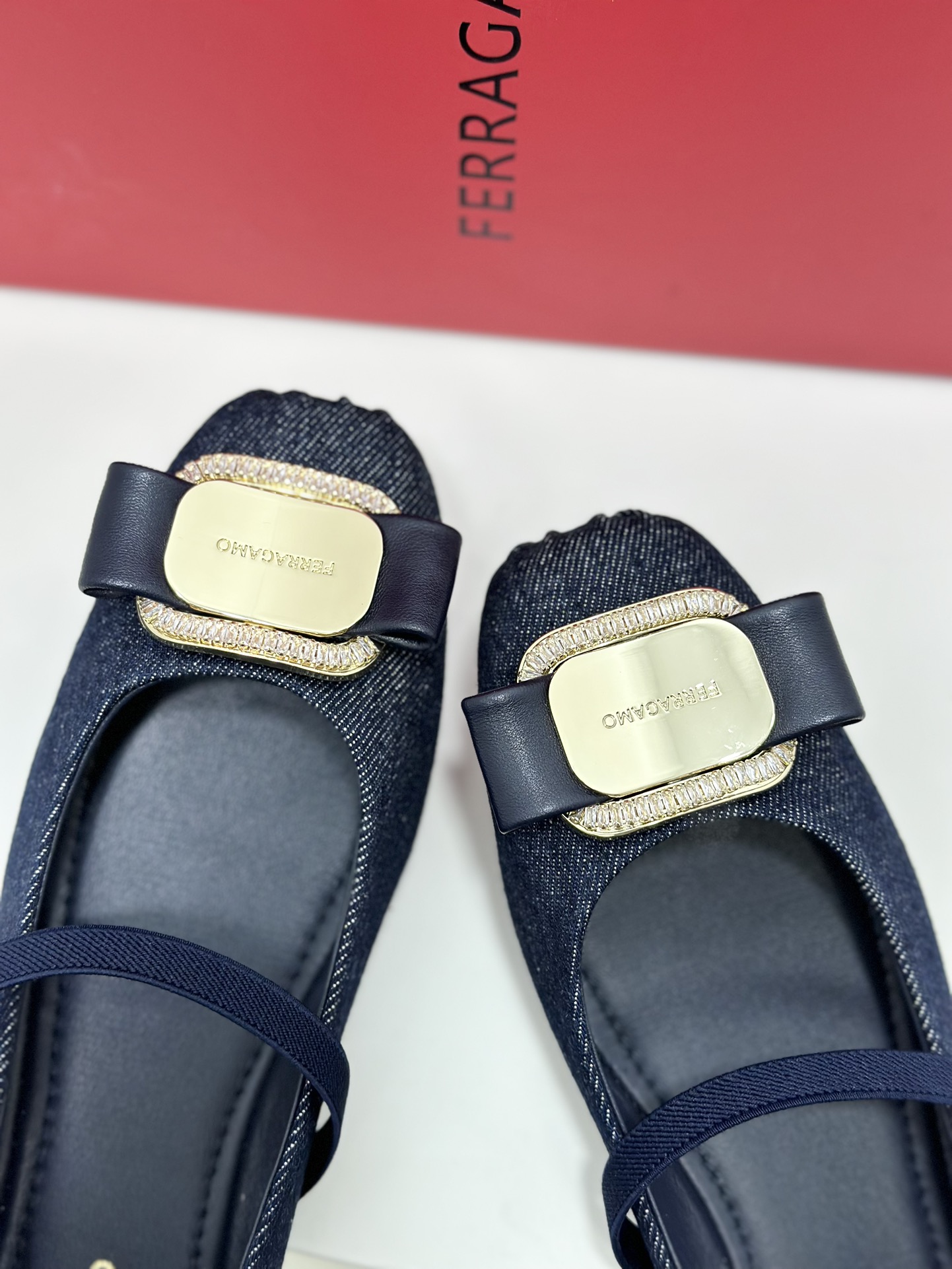 FERRAGA*O菲拉*慕24ss早春款全新Vara蝴蝶结芭蕾舞鞋平底鞋！它的设计非常精致从鞋带到鞋面每