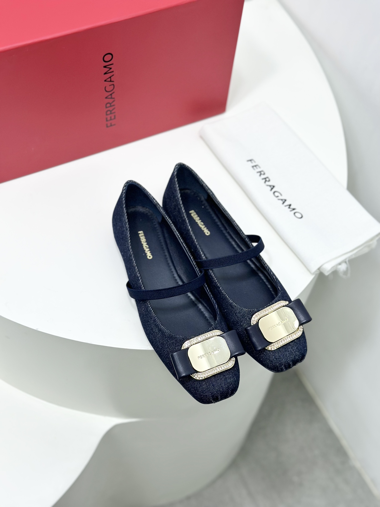 FERRAGA*O菲拉*慕24ss早春款全新Vara蝴蝶结芭蕾舞鞋平底鞋！它的设计非常精致从鞋带到鞋面每