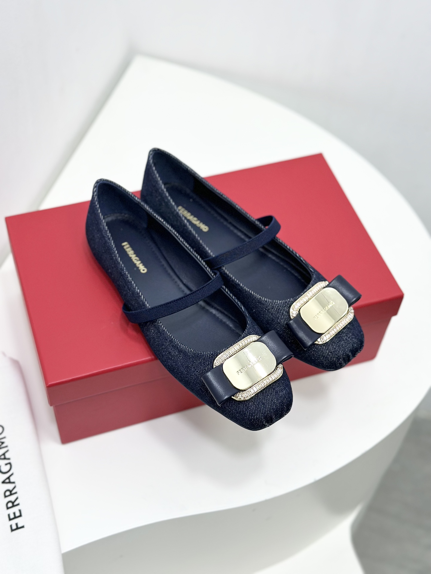 FERRAGA*O菲拉*慕24ss早春款全新Vara蝴蝶结芭蕾舞鞋平底鞋！它的设计非常精致从鞋带到鞋面每