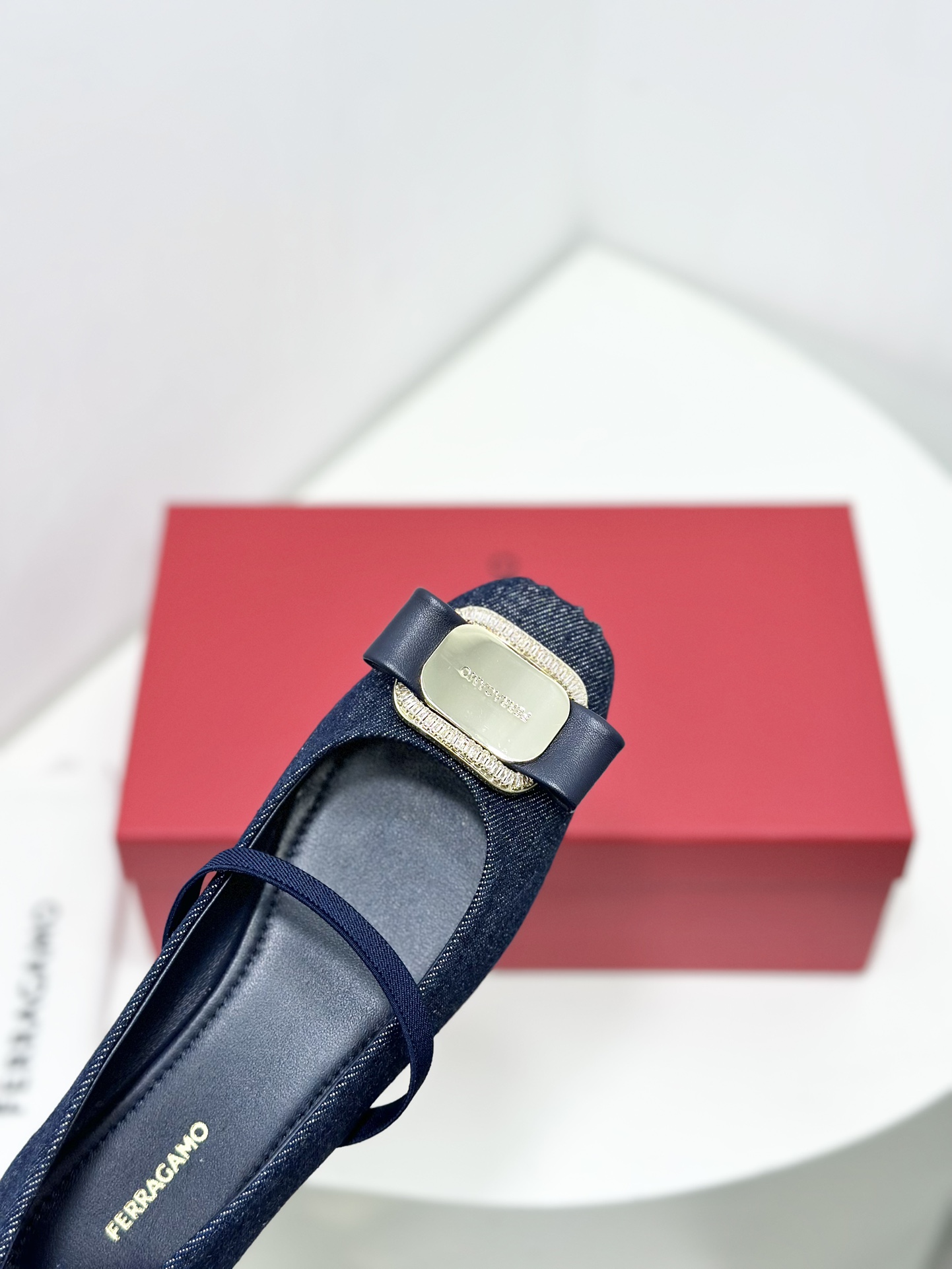 FERRAGA*O菲拉*慕24ss早春款全新Vara蝴蝶结芭蕾舞鞋平底鞋！它的设计非常精致从鞋带到鞋面每