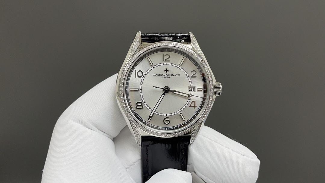 NO:151508,TW New Vacheron Constantin VC Wulu Type 4600E/000A-B402 Men's Automatic Machinery [Sports can be used for all sports, style and taste!  】【Four core competitiveness】The watch size is 40mmX9.6mm1. Original in hand, capture the charm, disassemble the mold, and match the essence!  2. Equipped with a customized version of the 1326 movement, leading the era of all-in-one machines!  3. The shell with rich lines is perfectly deciphered after one and a half years, exclusively interpreting Vacheron Constantin's high-end polishing. 4. Micro-arch sapphire crystal glass, the shell cover uses Swarovsch diamond white jade, which is flawless, and can be clear at the sight. It shows the original color. [Full in style and very stylish] 1. The strap uses the top Italian fetal cowhide, which uses VC original hand sewing skills. 2. The Malta cross butterfly buckle. It has been tempered into the mountains and is highly anticipated. It is exquisitely recommended for men's mechanical watches, vacheron, cowhide19860909TW 新品江诗丹顿 VC 伍陆之型4600E/000A-B402 男款自动机械【运动务皆可盘,格调 品味两不失！】【四大核心竞争力】腕表尺寸40mmX9.6mm1.原装在手,捕捉神韵,拆解开模,对位精髓！2.搭载定制版1326型机芯,引领一体机的时代！3.线条丰富的壳体通过一年半才完美破译,独家诠释江诗丹顿的高端打磨.4.微拱型蓝宝石水晶玻璃,壳套采用了施华洛施奇钻石白璧无瑕,视而能清.尽显原装本色.【逼格满满 格调非常】1.表带采用最顶级的意大利胎牛皮,采用VC原厂手工缝制技艺.2.马耳他十字蝴蝶表扣.千锤百炼出深山 万众瞩目 精致推荐男士机械腕表,,vacheron,cowhide,Watch