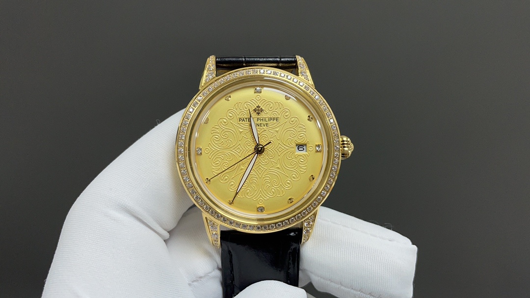 NO:152068,Patek Philippe's classical series has a hot new style, Patek Philippe's new pot lid, which takes up to 9 months!  Ultra-thin men's automatic mechanical watch, using imported original movement, with a frequency of 28,800 times per hour, zero rework quality, diameter 40mm original size, ultra-thin craftsmanship 8mm, (can be matched with imported calfskin from Xin Italy!) Pot cover glass material!  Super waterproof 50 meters!  The same style in the counter, one to one replica!  Take him with him and show his strength and extraordinary spirit!  Glorious and eternal noble. Please identify the exclusive quality, patek philippe, cowhide19860909百达翡丽古典系列火热新款式,百达翡丽新款锅盖,耗时长达9个月！超薄男士自动机械腕表,采用进口原装机芯,每小时振频28800次,零返修质量,直径40mm原装尺寸,超薄工艺8mm,(可搭配采用鑫意大利进口小牛皮！)锅盖玻璃材质！超强防水50米！专柜同款,一比一复刻！带上他锋芒尽显,气派不凡！耀眼光辉,永恒尊贵.请认准独家品质,,patek philippe,cowhide,Watch