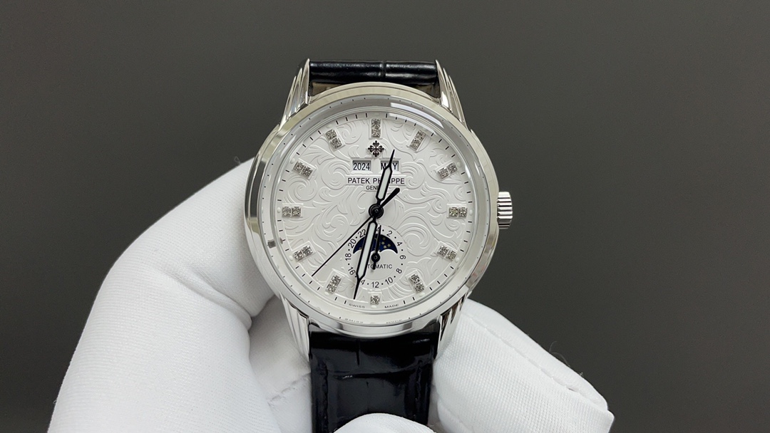 NO:151511,Patek Philippe Super Complex Timepiece, Perpetual Calendar, 40mm in diameter, integrated stamped double-layer stainless steel case, pot lid glass has a more three-dimensional feel. The hour and minute hands are based on Patton design and are paired with a pointed needle tip. This special shape echoes the pointer of the Ref. 1463 chronograph. The imitation 324 S Q automatic winding movement is equipped with a finely decorated version of the 324 automatic hanging legendary movement. The movement clamp bridge is chamfered, the edges are polished carefully, the main ply is decorated with fish scale patterns, and the ply is decorated with Geneva corrugated, the surface of the ply is engraved with gold, the screw grooves are polished and chamfered, and even the drilling holes are also polished. The classic atmosphere is unique, patek philippe19860909百达翡丽超级复杂功能时计,万年历腕表,直径40毫米,一体冲压成型的双层式精钢表壳,锅盖型玻璃更有立体感.时分指针以巴顿式设计为基础,配以尖长的针尖,这特色造型是呼应了 年代 Ref. 1463 计时码表的指针.内里搭置了仿324 S Q 自动上链机芯,是 324 自动上条传奇机芯的精装版本.机芯夹板桥经倒角,边缘作细意打磨,主夹板饰以鱼鳞纹,而夹板则缀以日内瓦波纹,夹板表面有包金雕刻,螺丝凹槽经打磨和倒角,连钻孔亦同样经打磨处理.经典气息独具匠心,,patek philippe,Watch