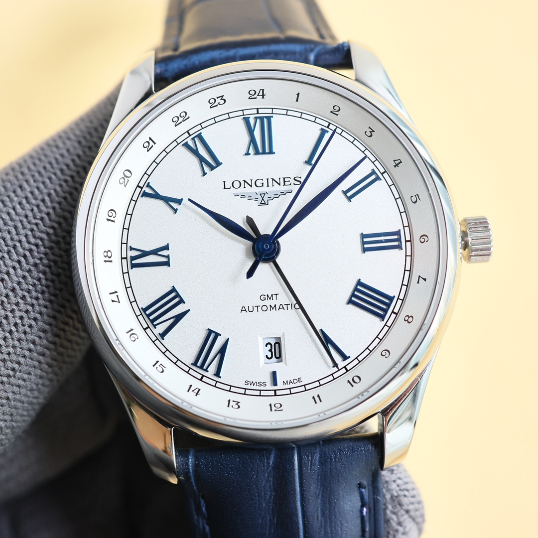 NO:144060,White and gold (three-code in one) Longines latest recommended model, the Sina Mingjiang series GMT watch, a new combination of new design dial, combining luxury, exquisiteness and use. The movement uses imported 2836 all-in-one GMT!  The watch is 40mm in diameter and is equipped with anti-glare sapphire mirror. The belt is made of imported Italian gray top calfskin. The Roman numerals are more vivid and visual depth. The black hand can better display the GMT function. The Mingjiang watch has always been famous for its classic and elegant style. Longines, cowhide19860909白 金（三码合一） 浪琴最新推荐款,全新浪琴名匠系列GMT腕表,新搭配焕新设计的表盘,集奢华,精致和使用于一身. 机芯采用进口2836一体机GMT两地时！ 腕表直径40mm,配备防眩目蓝宝石镜面,皮带采用进口意大利灰色头层小牛皮,罗马数字更加生动,更添视觉深度,黑色指针更能显示GMT功能,名匠腕表向来以携永经典,优雅内敛的风格而著称,,longines,cowhide,Watch