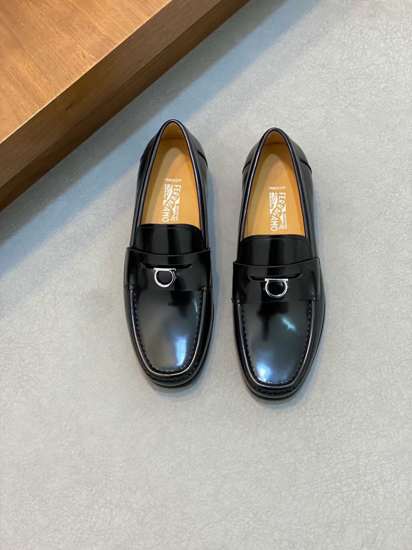 NO:218395,Brand Ferragamo color original color matching number 39-44 customized 38.45 Price Material Ferragamo new style Men's business leather shoes are perfectly handmade for sale Original quality Exquisite workmanship rigorous upper is imported waxed and polished cowhide cowhide cowhide inner original (real leather sole) upper high-end and atmospheric, Ferragamo leather shoes, ferragamo, ferragamo, cowhide, Leather soles19860909品牌Ferragamo 颜色原版配色 码数39-44订做38.45 价格 材质菲拉格慕新款 男士 商务皮鞋发售完美的手工制作 原单品质 做工精致严谨鞋面采用进口打蜡擦色牛皮工艺牛皮内里 原版（真皮大底）上脚 高端大气,菲拉格慕 皮鞋,ferragamo,ferragamo,cowhide,Leather soles,Men's shoes