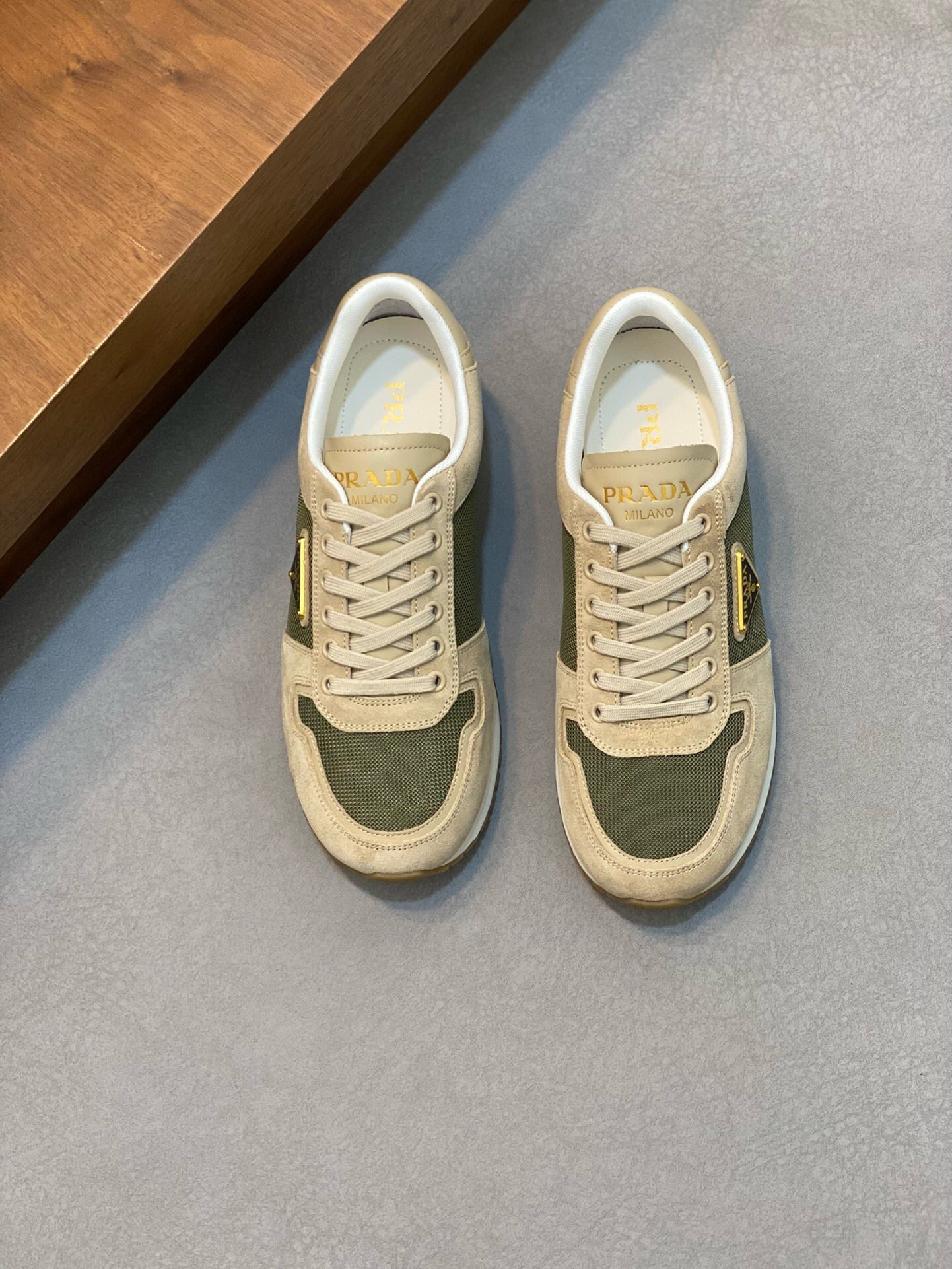 NO:217046,Brand P R A D A Color Original Color Code Number 39-44 Standard Code Price Material Prada New Product Original Single-Custom Low-top Casual Sports Shoes!  The upper is made of original soft cowhide with Prada logo mesh lining. The original molded sole of cowhide is made of high quality. Prada, prada, sneakers, cowhide19860909品牌P R A D A 颜色原版配色 码数39-44标准码 价格 材质普拉达新品原单货低帮休闲运动鞋！鞋面采用原版柔软牛皮搭配普拉达标识网布内里 牛皮垫脚原版开模大底、高品质值得拥有,普拉达,prada,sneakers,cowhide,Men's shoes