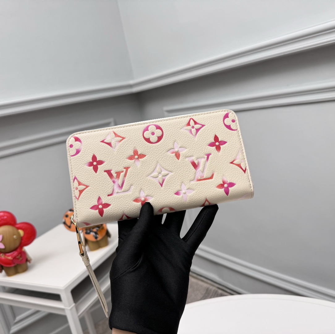 NO:672037,[Top Original] M83505 is a 'Zippy Wallet' made of embossed and printed Monogram pattern on puff-like lamb leather. It is cut in feminine tones and finished with a gold zipper. It has multiple laminated compartments, pockets, and card slots that can store necessities such as banknotes and coins. It is a functional wallet suitable for daily use. Size: 19.5 x 10.5 x 2.5 cmcm.., LV wallet, louis  vuitton,wallets,sheepskin19860909【顶级原单】M83505在有泡芙感的羊羔羊皮革上,用压花加工和印刷的Monogram图案的“Zippy Wallet”.用女性化的色调裁剪,用金色的拉链完成.可以收纳纸币和硬币等必需品的多个带夹层的隔间、口袋、卡槽,是适合日常使用的功能性钱包.尺寸:19.5 x 10.5 x 2.5 cmcm..,LV钱包,louis vuitton,wallets,sheepskin,欧美剧