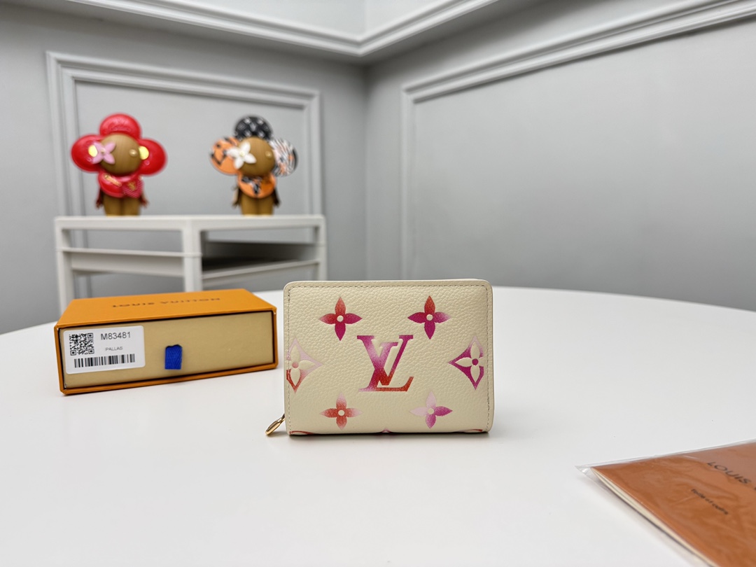 NO:672040,[Top original order] M83481 This Cléa wallet is made of Monogram Empreinte soft grained cowhide, embellished with Louis Vuitton's iconic Monogram embossed pattern. It has a stylish design, is exquisite and compact but has a spacious capacity. It is equipped with an external patch pocket, zipper coin pocket, banknote compartment and six credit card slots. Size: 12 x 9 x 3.5cm., LV wallet, louis vuitton, louis vuitton, wallets, cowhide19860909【顶级原单】M83481這款Cléa錢包以Monogram Empreinte柔軟粒面牛皮製成,綴以路易威登標誌性的Monogram壓花圖案,設計時尚,精緻小巧卻容量寬敞,綴有一個外貼袋、拉鏈零錢袋、紙幣隔層及六個信用卡夾層.尺寸:12 x 9 x 3.5cm.,LV钱包,louis vuitton,louis vuitton,wallets,cowhide,欧美剧