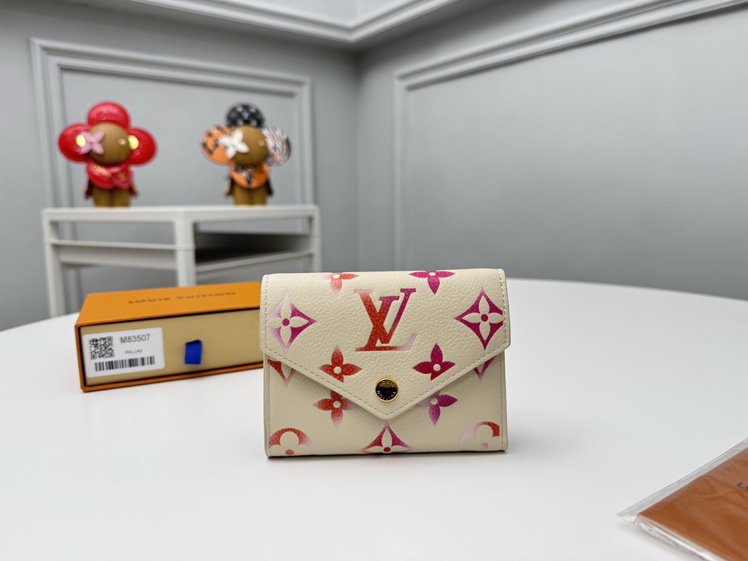 NO:672044,[Top Original Order] M83507 exquisite contrasting Monogram Flowers and LVs are embossed and printed on the leather, matching perfectly with the gold zipper. It opens to reveal six card slots, an open compartment for banknotes, and a zippered coin pocket with buckle. Dimensions 12x 9.5 x 2.5cm., LV wallet, louis vuitton, wallets19860909【顶级原单】M83507精致对比鲜明的Monogram Flowers和LVs浮雕和印在皮革上,与金色拉链完美搭配.它打开后露出六个卡槽,一个用于放钞票的开放式隔间,以及一个带拉链的带扣的硬币口袋.尺寸12x 9.5 x 2.5cm.,LV钱包,louis vuitton,wallets,欧美剧