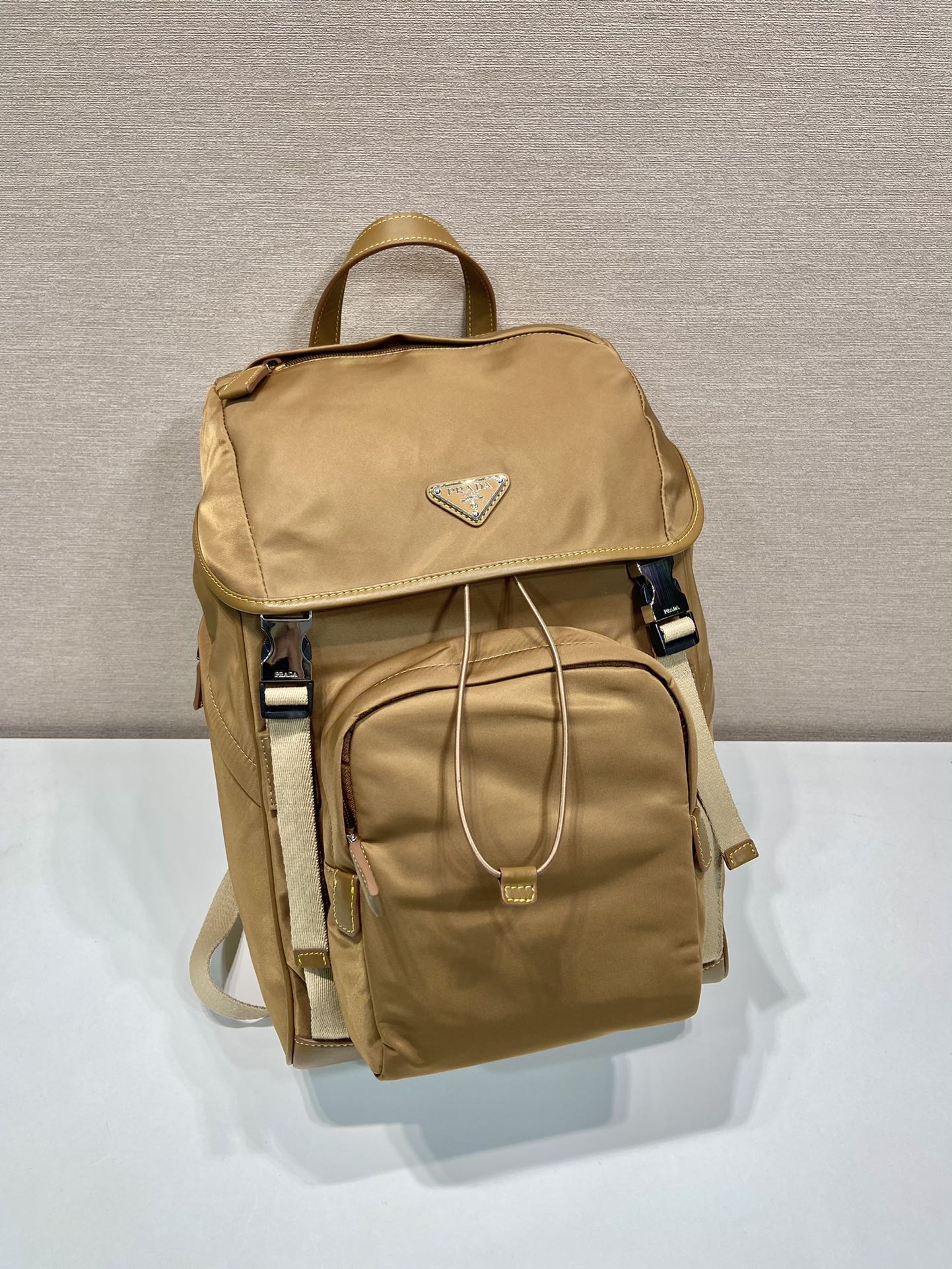 [Backpacks]New backpack belt new colorThis nylon backpack is decorated with