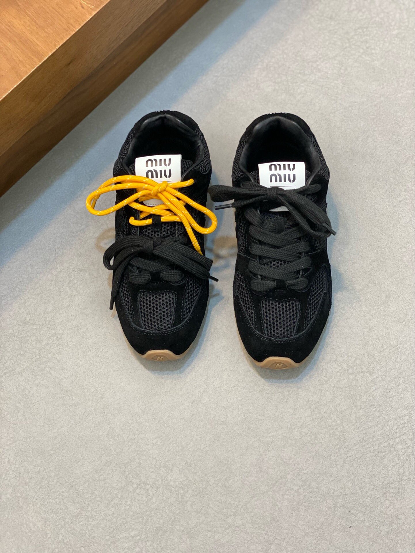 NO:218599,Super popular Superb couple model Miumiu new balance New Balance co-branded new style Forrest Gump shoes German training shoes retro fashion Simple and high-end casual matching Very light and comfortable on the feet, original cowhide upper mesh Sheep zither inner sheep, original outsole Women 35-40 Men 39-45, Miumiu, new balance, cowhide, sheep19860909超火爆 超绝 情侣款 缪缪miumiu new balance新百伦联名款 新款 阿甘鞋 德训鞋 复古时尚 简约高级 随意搭配 上脚非常轻便舒适,鞋面原版牛皮 网面 羊猄 内里羊里 ,原版大底 女35-40 男39-45,,miumiu,new balance,cowhide,sheep,Men's shoes