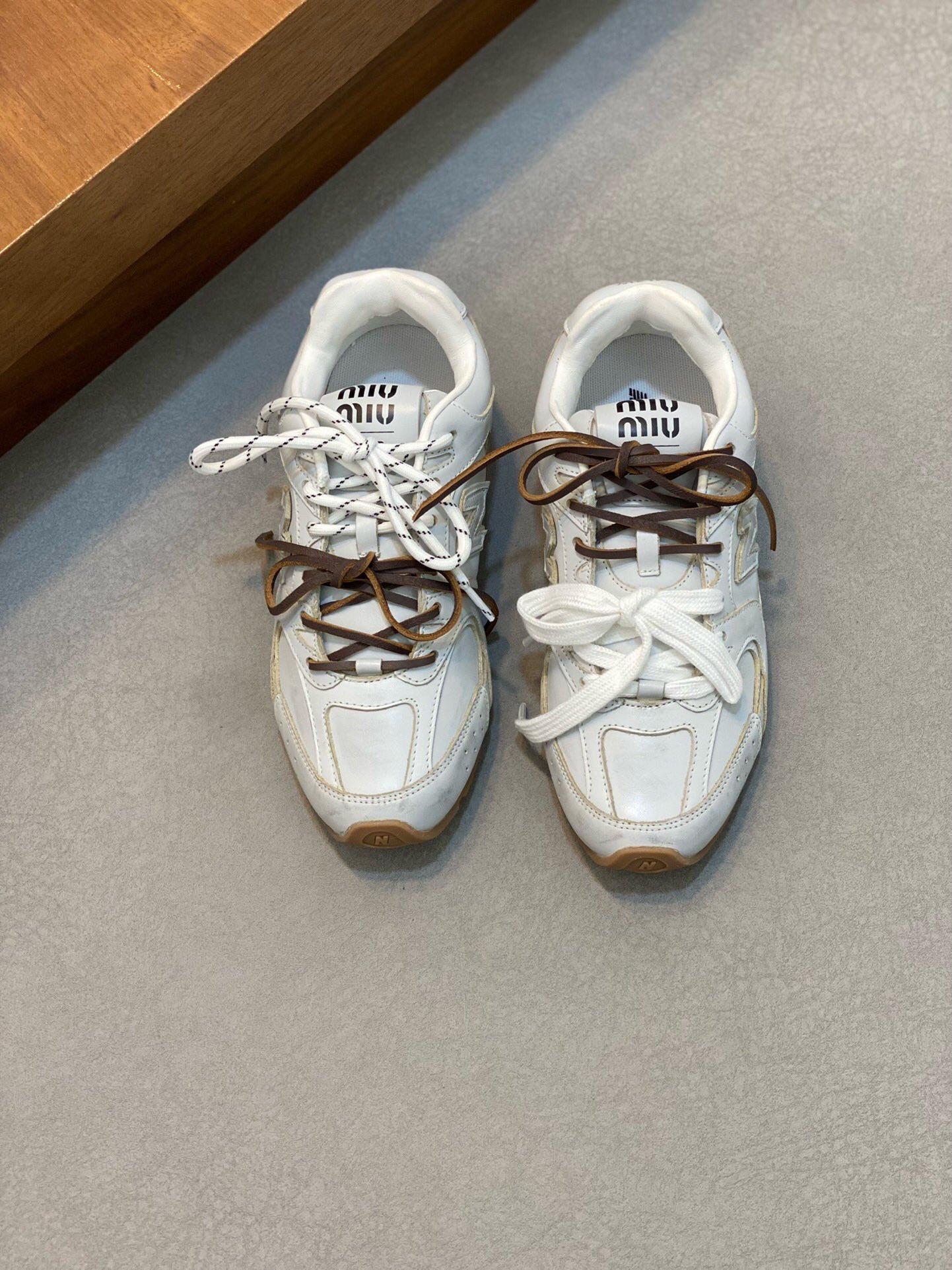 NO:217118,Super popular Superb couple model Miumiu new balance New Balance co-branded new style Forrest Gump shoes German training shoes retro fashion Simple and high-end casual matching Very light and comfortable on the feet, original cowhide upper mesh Sheep zither inner sheep, original outsole Women 35-40 Men 39-45, Miumiu, new balance, cowhide, sheep19860909超火爆 超绝 情侣款 缪缪miumiu new balance新百伦联名款 新款 阿甘鞋 德训鞋 复古时尚 简约高级 随意搭配 上脚非常轻便舒适,鞋面原版牛皮 网面 羊猄 内里羊里 ,原版大底 女35-40 男39-45,,miumiu,new balance,cowhide,sheep,Men's shoes