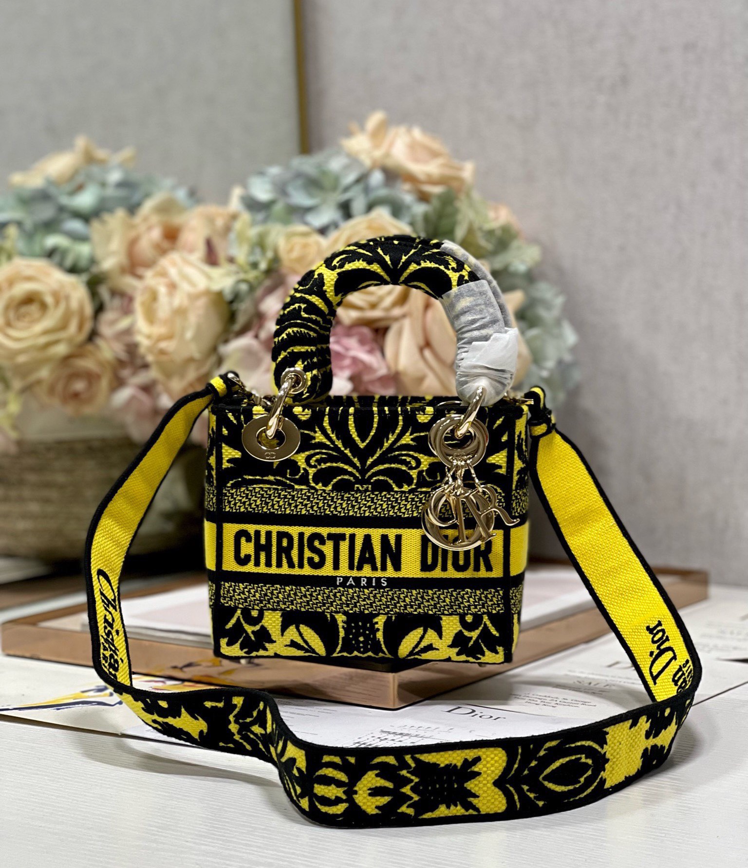 NO:719979,Event clearance, three grids, original order quality, no returns or exchanges [Flame yellow three grids embroidered Princess Diana] L embroidered Princess Diana bag 'Cs  The D' logo is stylish and feminine. Decorated with the iconic 'D.I.O.R.' charm, adding a touch of agility to the exquisite silhouette. Paired with a large detachable double-sided embroidered shoulder strap, you can choose how to carry it. The detachable double-sided embroidered wide shoulder strap, internal zipper pocket and patch pocket, can be carried by hand, shoulder or cross-body, and can be matched with other embroidered shoulder straps. Size 17×7.5×14cm Style number:, Special offer19860909活动大清仓,三格 原单品质,不支持退换【火焰黄三格刺绣戴妃】L刺绣戴妃包“Cs D”标志时尚而柔美.饰以标志性“D.I.O.R.”吊饰,为精美的轮廓增添一分灵动.搭配大号可拆卸双面刺绣肩带,可随心选择背挎方式.可拆卸双面刺绣宽肩带,内部拉链口袋和贴袋,可手提、肩背或斜挎,可随心搭配其他刺绣肩带. 尺寸17×7.5×14cm 款号:,特价,Bag