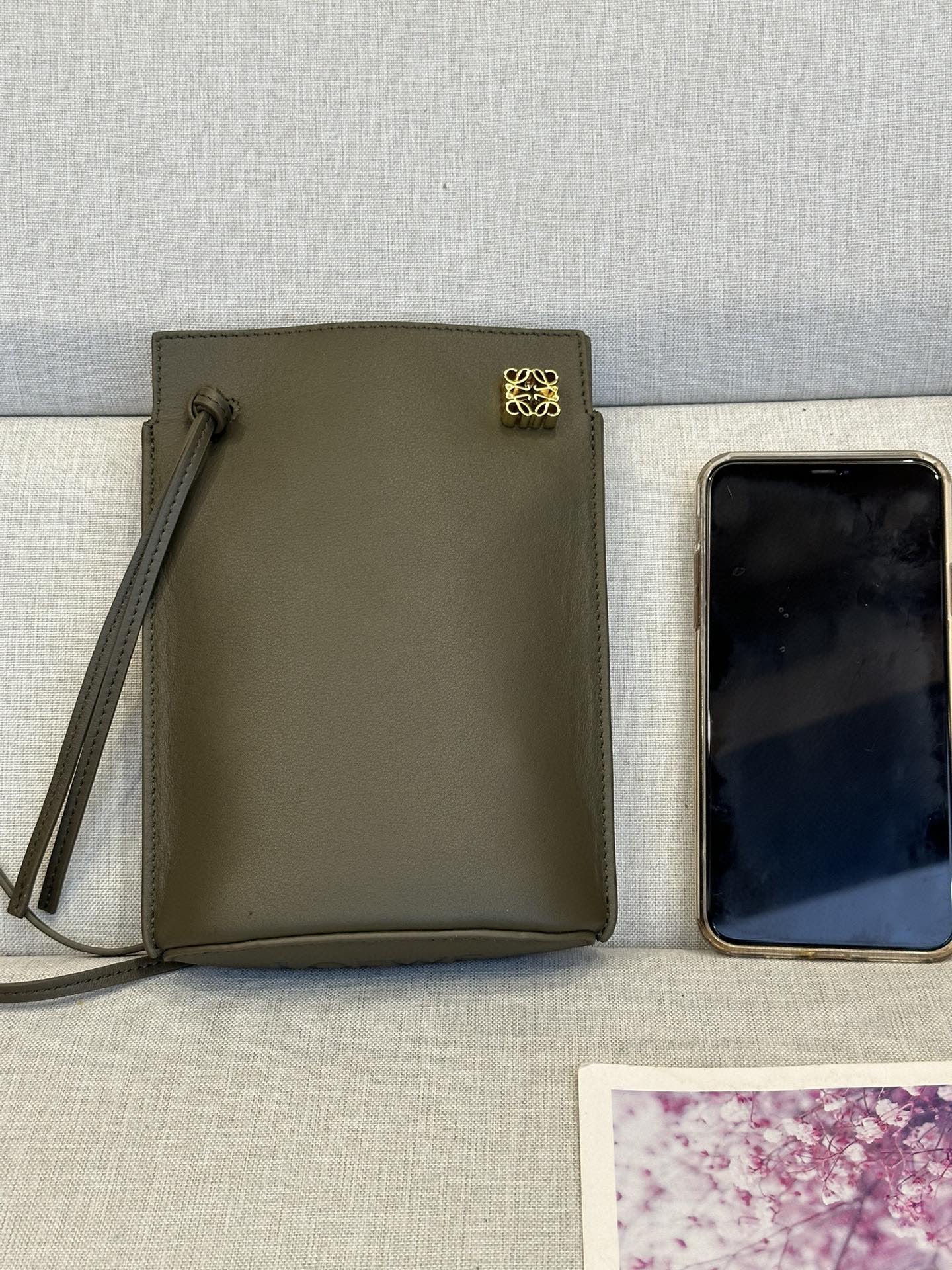 NO:180920,Yiwei Dice Mobile Phone Pack, Three Color Spot Model 1007, This mobile phone has a very touching capacity, larger than Xiaoxiang mobile phone, you can hold mobile phones, keys, and tissues, size 21-15-bottom 5cm, special grade Luoyiwei, loewe19860909意威骰子手机包,三色现货 型号1007 ,这款手机包容量太感人了,比小象手机包容量还要大,可以放手机,钥匙,纸巾都是没问题的,尺寸21-15-底5cm,特级罗意威,loewe,Bag