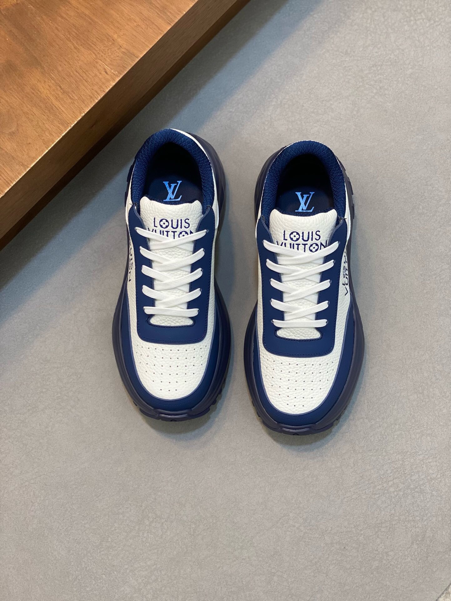 NO:217660,Brand LOUIS VUITTON original color matching Size 38-44 Customized 45. Price Material Louis Vuitton Trainer 2 sneakers Highlights New Men's Show, Recreating Virgil Abloh Original Classic inspired by retro basketball shoes. Cowhide leather shaping the body, paired with a lined collar and adjustable Velcro laces. Basketball logo marked the tongue, Monogram floral embellished rubber outsole. Combination custom sole, Louis Vuitton, louis vuitton, louis vuitton, sneakers, cowhide19860909品牌LOUIS VUITTON 颜色原版配色 码数38-44定做45. 价格 材质路易威登Trainer 2 运动鞋 瞩目亮相 新款 男装秀场,再现 Virgil Abloh 受复古篮球鞋的启发而创作的原版经典.牛皮革塑造鞋身,搭配加衬鞋领和可调节魔术贴鞋带.篮球标识标注鞋舌,Monogram 花卉点缀橡胶外底.组合定制大底,路易威登,louis vuitton,louis vuitton,sneakers,cowhide,Men's shoes