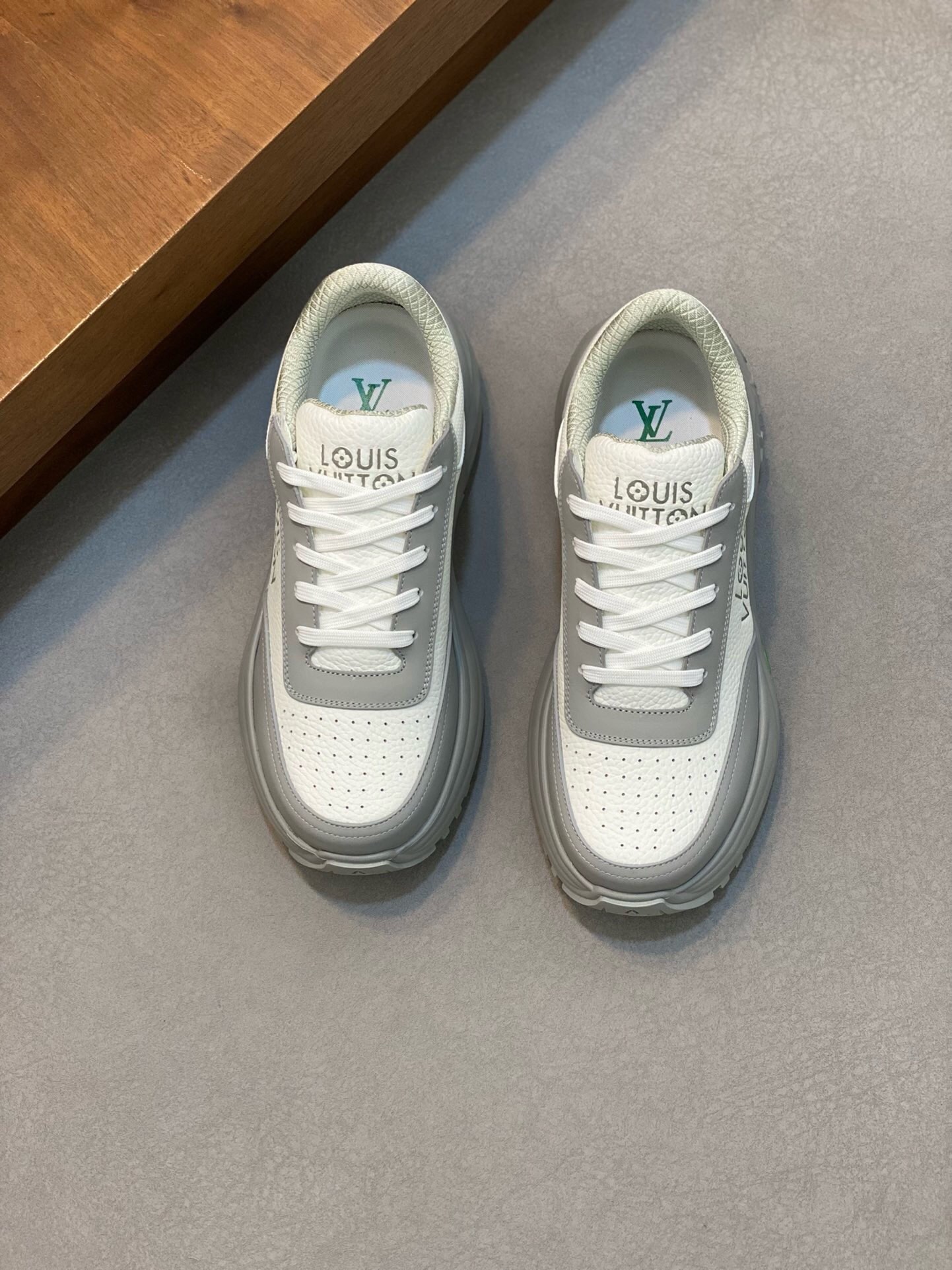 NO:219451,Brand LOUIS VUITTON original color matching Size 38-44 Customized 45. Price Material Louis Vuitton Trainer 2 sneakers Highlights New Men's Show, Recreating Virgil Abloh Original Classic inspired by retro basketball shoes. Cowhide leather shaping the body, paired with a lined collar and adjustable Velcro laces. Basketball logo marked the tongue, Monogram floral embellished rubber outsole. Combination custom sole, Louis Vuitton, louis vuitton, louis vuitton, sneakers, cowhide19860909品牌LOUIS VUITTON 颜色原版配色 码数38-44定做45. 价格 材质路易威登Trainer 2 运动鞋 瞩目亮相 新款 男装秀场,再现 Virgil Abloh 受复古篮球鞋的启发而创作的原版经典.牛皮革塑造鞋身,搭配加衬鞋领和可调节魔术贴鞋带.篮球标识标注鞋舌,Monogram 花卉点缀橡胶外底.组合定制大底,路易威登,louis vuitton,louis vuitton,sneakers,cowhide,Men's shoes