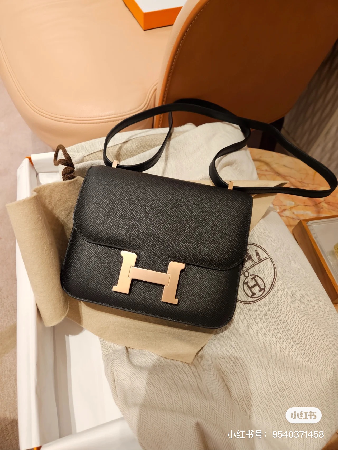 La Kangkang 19 nera e oro di Hermès è versatile e casual Se non vuoi essere così grandioso quando esci e fai festa, è fantastico scegliere la borsa Kangkang per avere le mani libere.