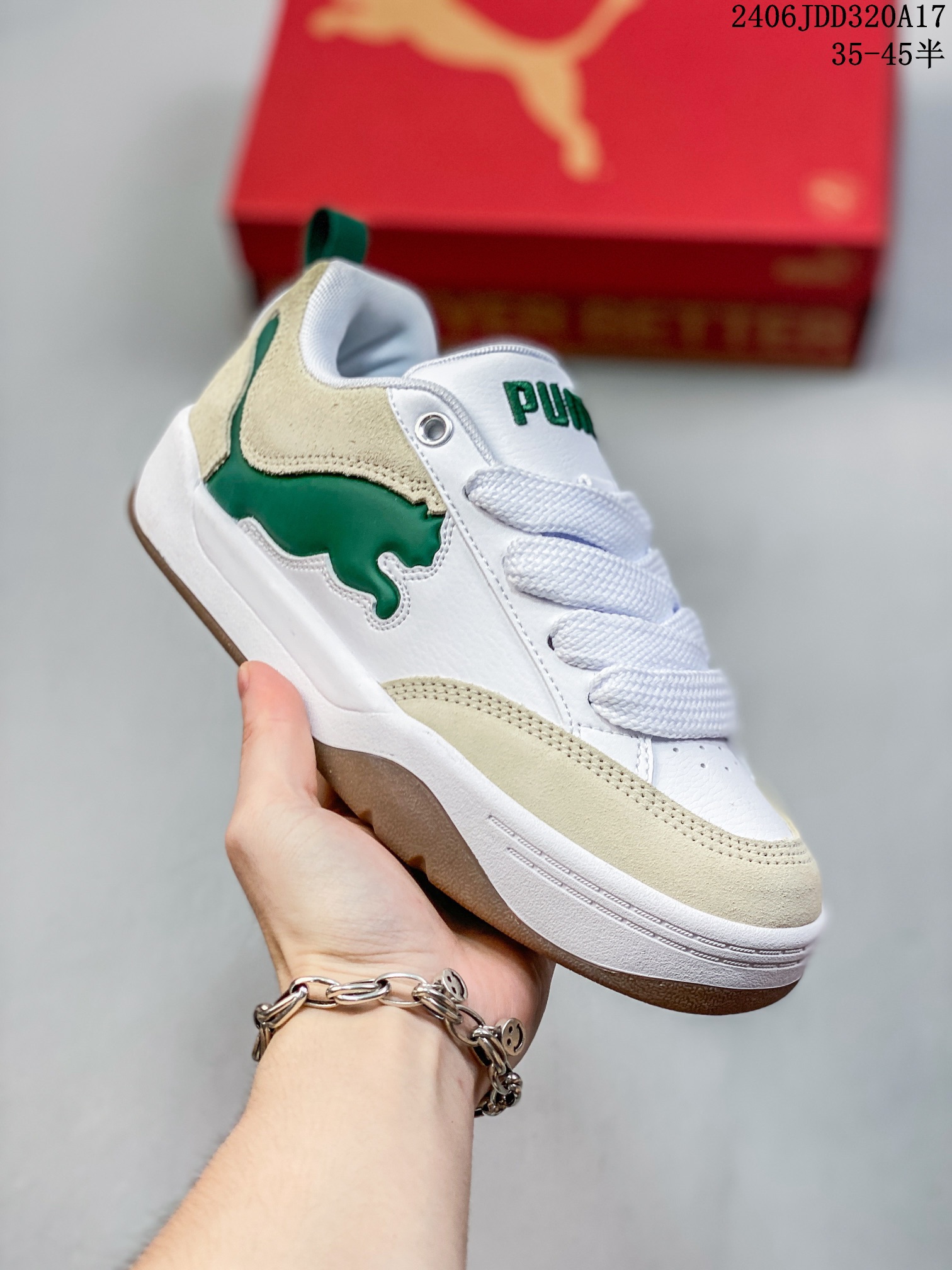 💰100
彪马 PUMA 180 时尚增高显腿细 彪马全新面包鞋厚底百搭板鞋，面包鞋是整个2022年最具人气的鞋型之一，今年仍将是鞋圈主力。近日，PUMA彪马推出了一款全新造型的面包鞋，命名为PUMA-180，全新的PUMA 180面包鞋以自家90年代的Archive鞋款为灵感进行设计，融合了滑板文化的精髓，低饱和度配色十分百搭，鞋面的3M反光细节、鞋带孔等细节设计也别具一格。采用厚实的填充及圆润的造型，上脚十分可爱，妥妥的增高显瘦神鞋。

货号：395022
码数：36-45
编码：06JDD320A17