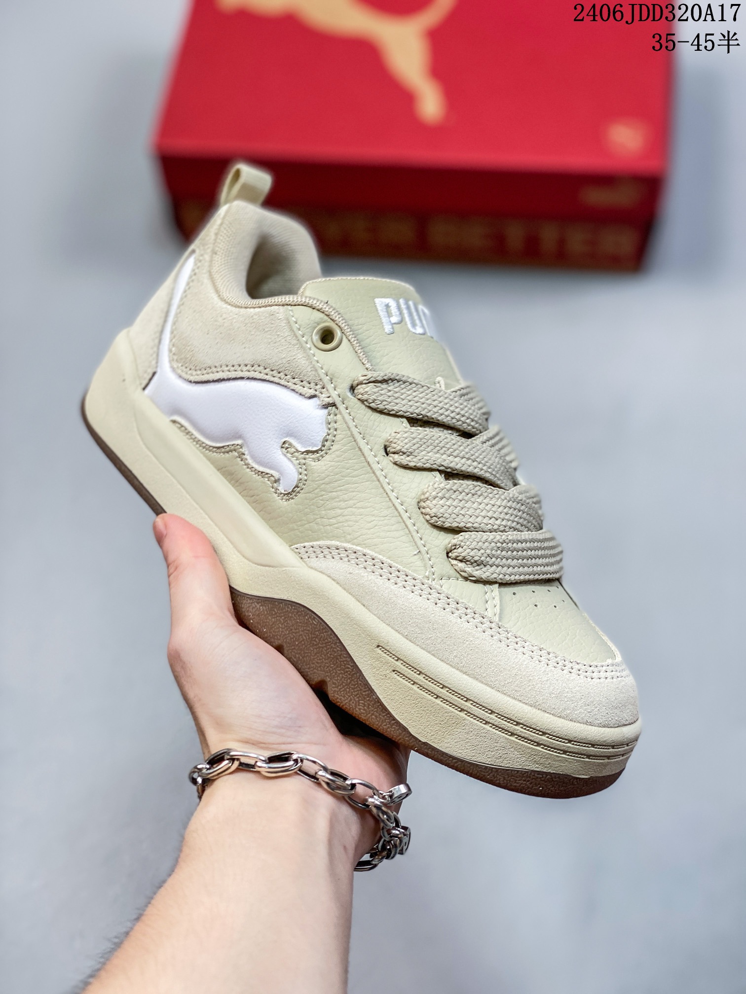 💰100
彪马 PUMA 180 时尚增高显腿细 彪马全新面包鞋厚底百搭板鞋，面包鞋是整个2022年最具人气的鞋型之一，今年仍将是鞋圈主力。近日，PUMA彪马推出了一款全新造型的面包鞋，命名为PUMA-180，全新的PUMA 180面包鞋以自家90年代的Archive鞋款为灵感进行设计，融合了滑板文化的精髓，低饱和度配色十分百搭，鞋面的3M反光细节、鞋带孔等细节设计也别具一格。采用厚实的填充及圆润的造型，上脚十分可爱，妥妥的增高显瘦神鞋。

货号：395022
码数：36-45
编码：06JDD320A17