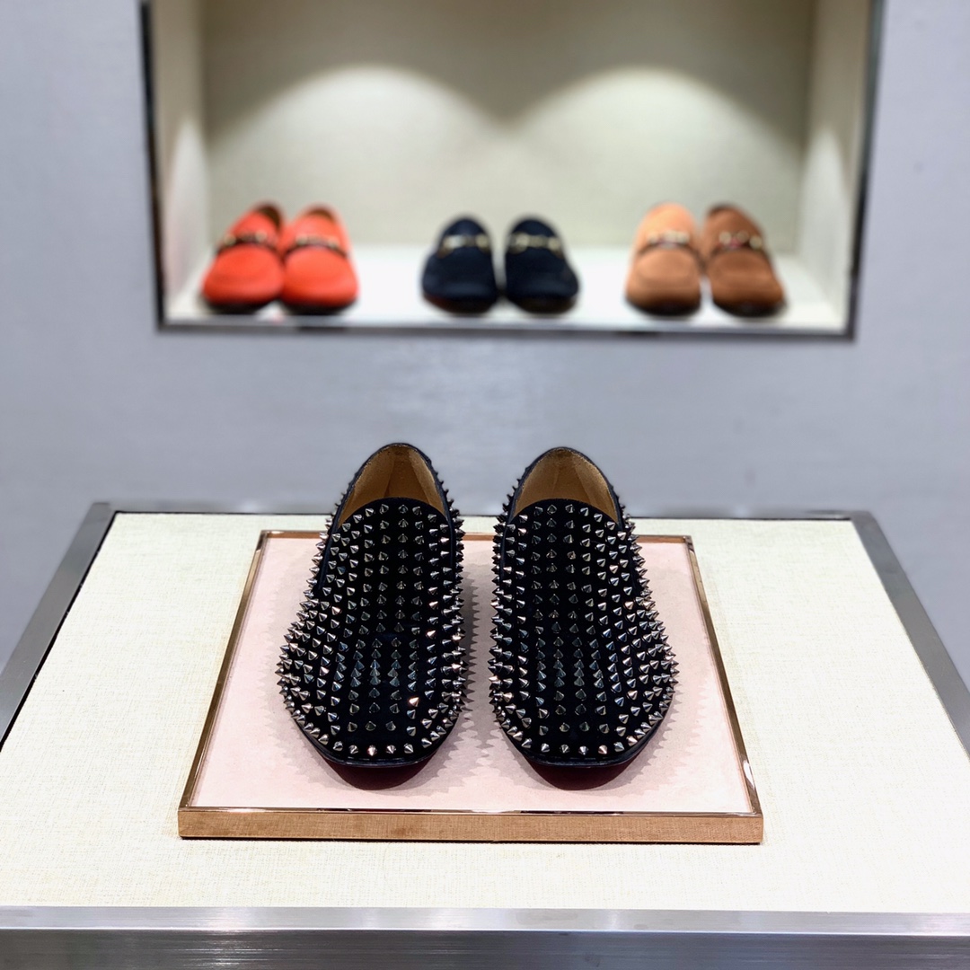 NO:679561,[C*] High-end boutique -Material - Original imported calfskin - The inner feet are all water-dyed cowhide, original genuine leather red sole - Refreshing and fashionable, the upper design is simple, elegant and noble, solid color but not simple, top-grade calfskin, full of gloss and softness to ensure comfort - Exquisite craftsmanship is particularly obvious in the details, the distinctive leather red sole style is eye-catching -Size 39-44 (38,45 customization is non-refundable and non-exchangeable) -,,cowhide19860909【C*】 高端精品 -材质-面料原版进口小牛皮 -内里垫脚均用水染牛皮,原版真皮红底 -清爽时尚一族,鞋面设计简洁优雅高贵纯色而不简单,顶级小牛皮,光泽度饱满又柔软保证舒适度 -精湛工艺技术在细节处体现尤为明显,特色真皮红底风格使人眼前一亮 -Size 39-44（38,45定制不退不换） -,,cowhide,Men's shoes