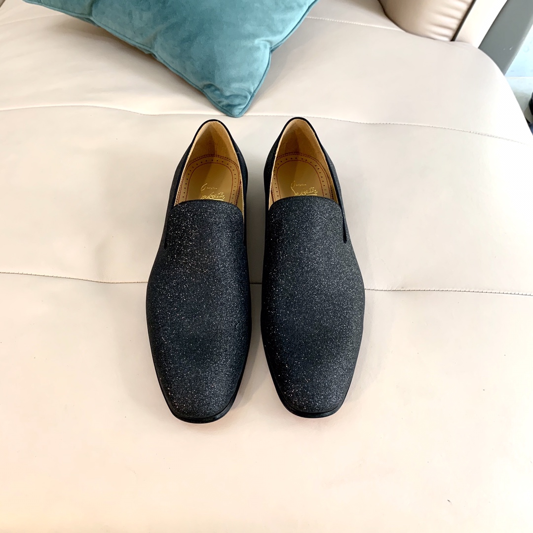 NO:679556,[C*] High-end boutique -Material - Original imported calfskin - The inner feet are all water-dyed cowhide, original genuine leather red sole - Refreshing and fashionable, the upper design is simple, elegant and noble, solid color but not simple, top-grade calfskin, full of gloss and softness to ensure comfort - Exquisite craftsmanship is particularly obvious in the details, the distinctive leather red sole style is eye-catching -Size 39-44 (38,45 customization is non-refundable and non-exchangeable) -,,cowhide19860909【C*】 高端精品 -材质-面料原版进口小牛皮 -内里垫脚均用水染牛皮,原版真皮红底 -清爽时尚一族,鞋面设计简洁优雅高贵纯色而不简单,顶级小牛皮,光泽度饱满又柔软保证舒适度 -精湛工艺技术在细节处体现尤为明显,特色真皮红底风格使人眼前一亮 -Size 39-44（38,45定制不退不换） -,,cowhide,Men's shoes