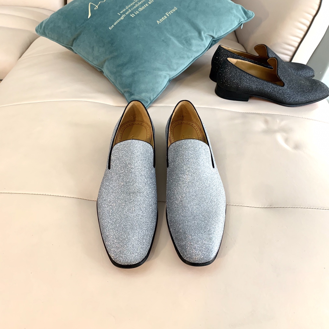 NO:679559,[C*] High-end boutique -Material - Original imported calfskin - The inner feet are water-dyed cowhide, original genuine leather red sole - Refreshing and fashionable, the upper design is simple, elegant and noble, solid color but not simple, top-grade calfskin, full of gloss and softness to ensure comfort - Exquisite craftsmanship is particularly obvious in the details, the distinctive leather red sole style is eye-catching -Size 39-44 (38,45 customization is non-refundable and non-exchangeable)  -65,,cowhide19860909【C*】 高端精品 -材质-面料原版进口小牛皮 -内里垫脚均用水染牛皮,原版真皮红底 -清爽时尚一族,鞋面设计简洁优雅高贵纯色而不简单,顶级小牛皮,光泽度饱满又柔软保证舒适度 -精湛工艺技术在细节处体现尤为明显,特色真皮红底风格使人眼前一亮 -Size 39-44（38,45定制不退不换） -65,,cowhide,Men's shoes