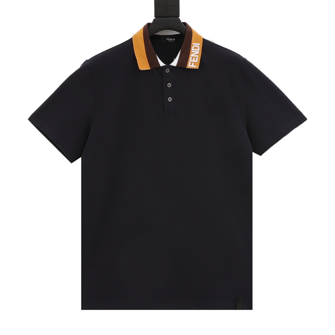 Fendi/芬迪 领口织带字母短袖POLO衫 选用棉质珠地网眼布打造，定制材质260g长绒棉，衣领为双系统提花定织扁机制成，有弹性，不变形，衣服全部原生布捆边，前胸双层面筒，无明线，无散口，袖口，前胸筒底，肩缝包骨，定制辅料三标！时尚百搭…