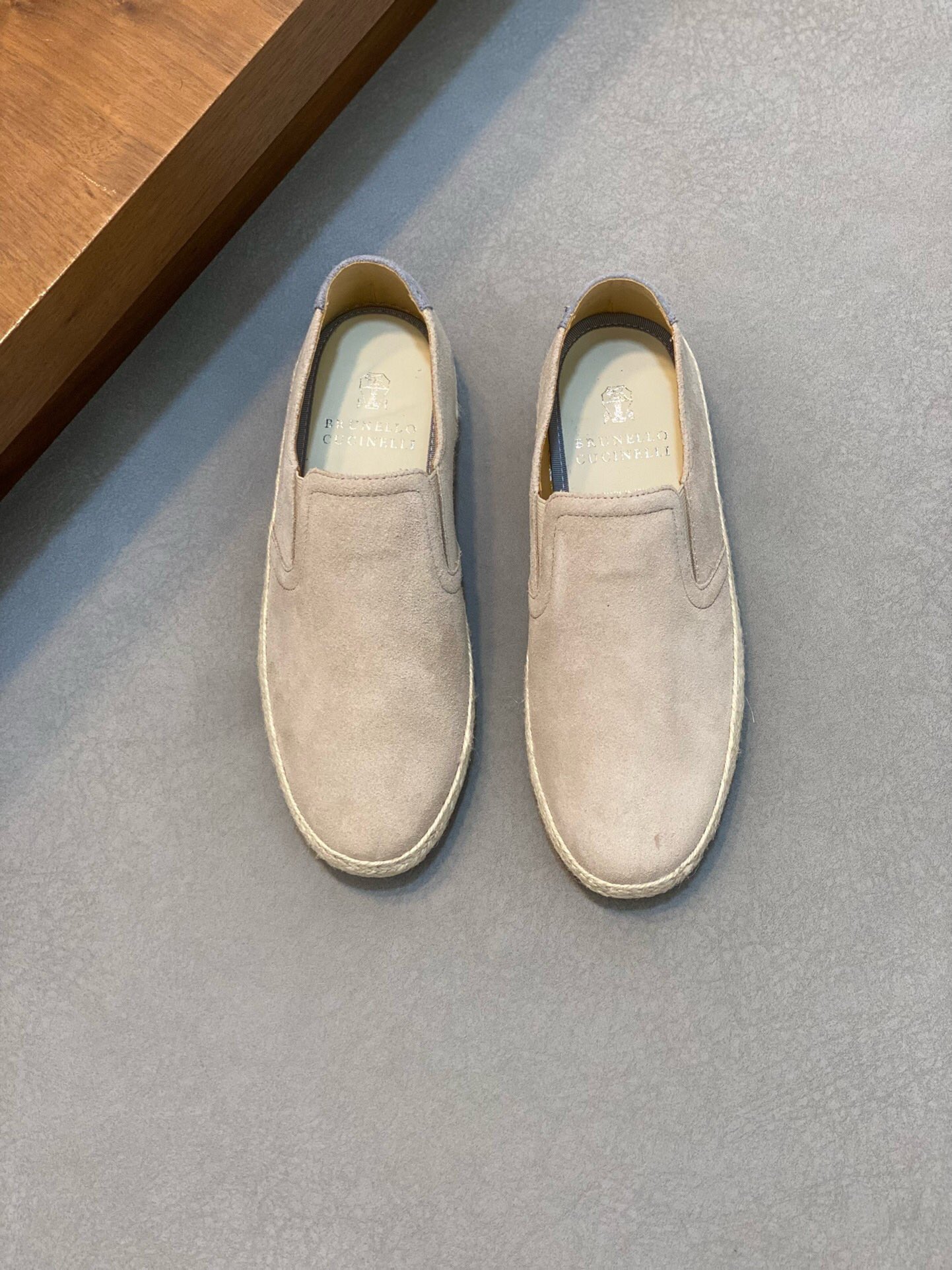 NO:218741,Brand Brunello Cucinelli Color Original Color Code Number 39-44 Standard Code Price Material BC New Style Casual Shoes!  Original single quality This brand is the world's top luxury brand from Italy. The fabric is made of semi-polished full-grain calfskin imported from Italy. The inner part is apricot-colored benzene dyed calfskin inner lining, the brand's special logo movable foot pad, paired with ultra-light, high elastic and environmentally friendly this white IP sole, the individual logo on the outsole and the unique fine-line groove design, the luxury instantly bursts out!  BC casual shoes, brunello cucinelli, cowhide19860909品牌Brunello Cucinelli 颜色原版配色 码数39-44标准码 价格 材质BC新款 休闲鞋！原单品质此品牌是来自意大利的世界顶级奢侈品牌 面料采用意大利进口半抛光全粒面小牛皮 内里是杏色苯染专用小牛皮内里,品牌专用logo活动脚垫,搭配超轻、高弹、环保的本白色IP鞋底,外底上的个性logo和独特的细纹凹槽设计,奢华度瞬间爆棚！,BC休闲鞋,brunello cucinelli,cowhide,Men's shoes