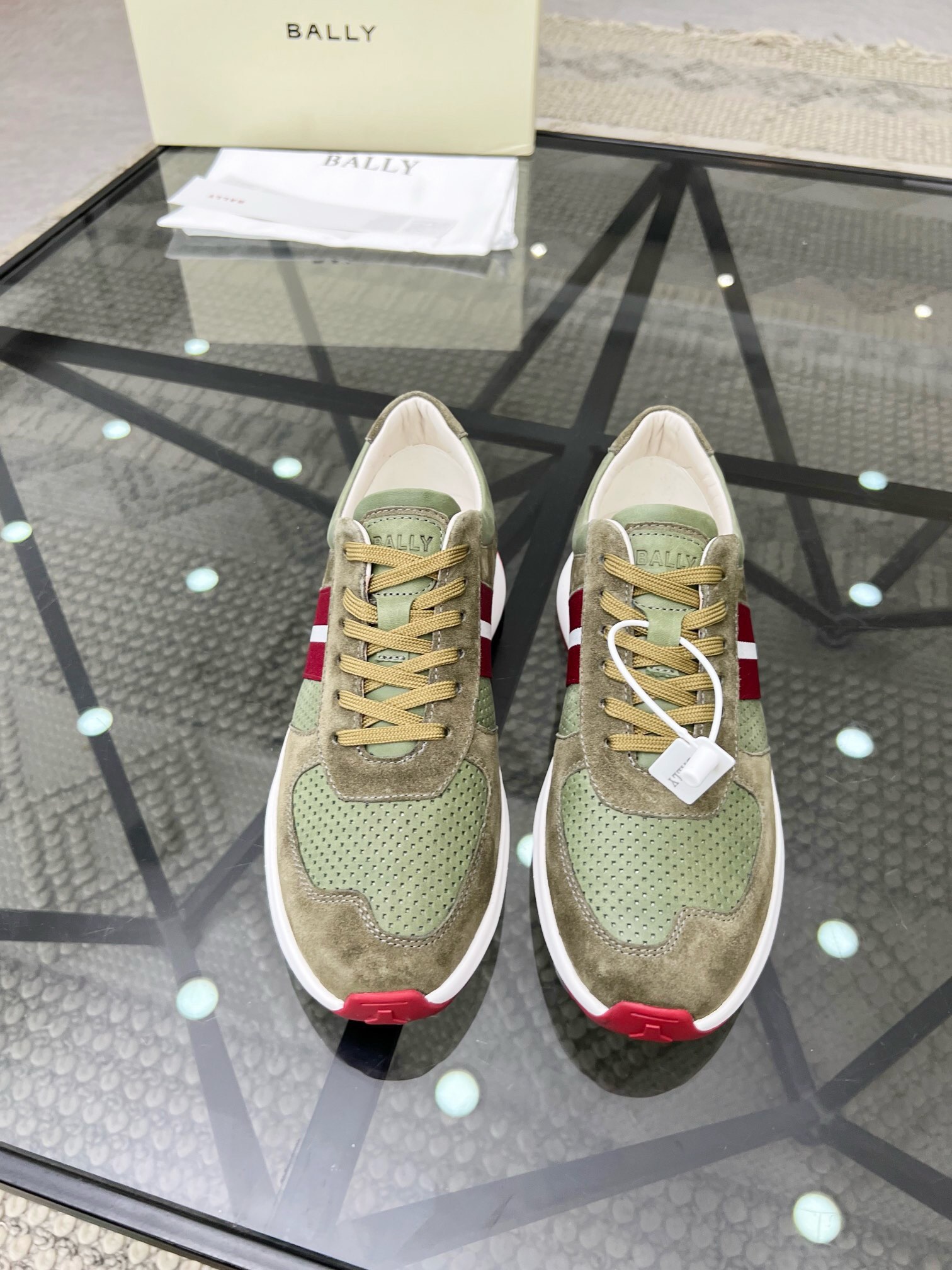 NO:218117,Brand B A L L Y original color matching Size 39-44 Custom made 38.45 Price Material Bally new men's classic casual shoes Simple atmospheric and super high-quality style Select top layer cowhide with fabric and luxurious cowhide inner smooth lines light and comfortable original wear-resistant ultra-light sole, Bally casual shoes, ballly, cowhide19860909品牌B A L L Y 颜色原版配色 码数39-44定做38.45 价格 材质巴利新款男士 经典休闲鞋简约大气超高逼格选用头层牛皮搭配面料搭配奢华牛皮内里流畅线条轻便舒适原版 耐磨超轻大底,巴利 休闲鞋,bally,cowhide,Men's shoes