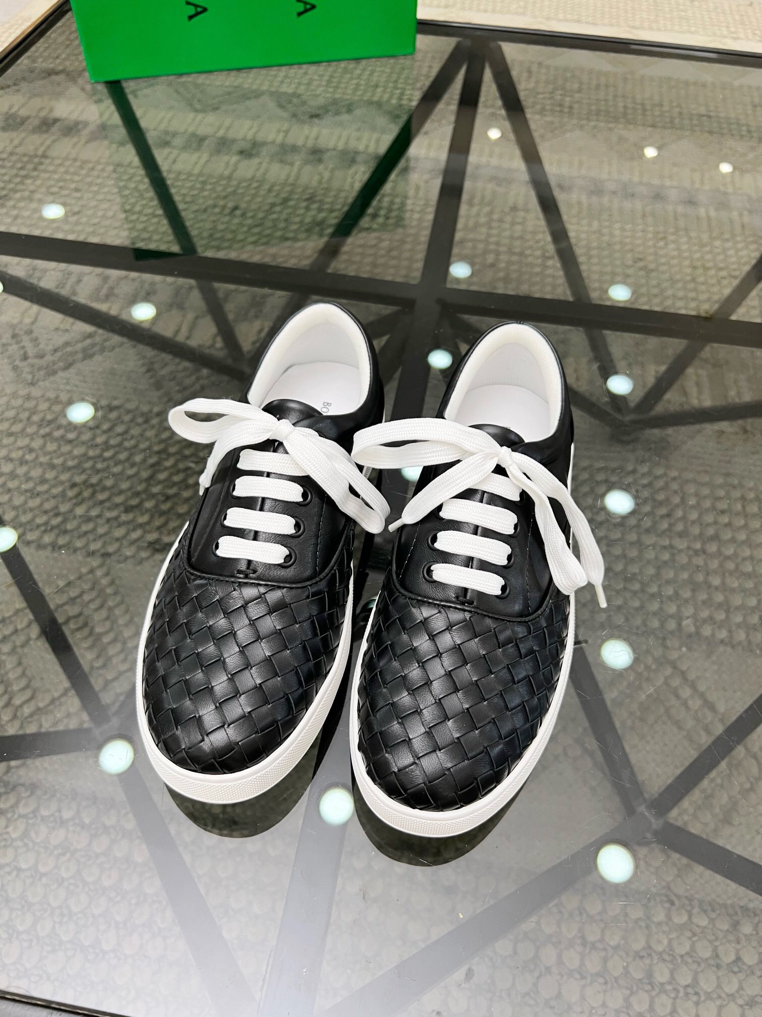 NO:218592,Brand BOTTEGA VENETA color original color matching Number of 35-44 couples price Material BOTTEGA new style casual shoes!  High quality, real shot, simple design, rigorous workmanship, fine upper imported cowhide and handmade to create a fashionable headline cowhide foot pad   cowhide inner original outsole and fashionable footwear, BV casual shoes, bottega veneta, bottega veneta, cowhide19860909品牌BOTTEGA VENETA 颜色原版配色 码数35-44情侣款 价格 材质宝缇嘉新款 休闲鞋！高质 实拍 简约设计做工严谨精细鞋面进口牛皮搭配手工制作打造出时尚头条牛皮垫脚 牛皮内里原版大底上脚时尚 大气,BV休闲鞋,bottega veneta,bottega veneta,cowhide,Men's shoes