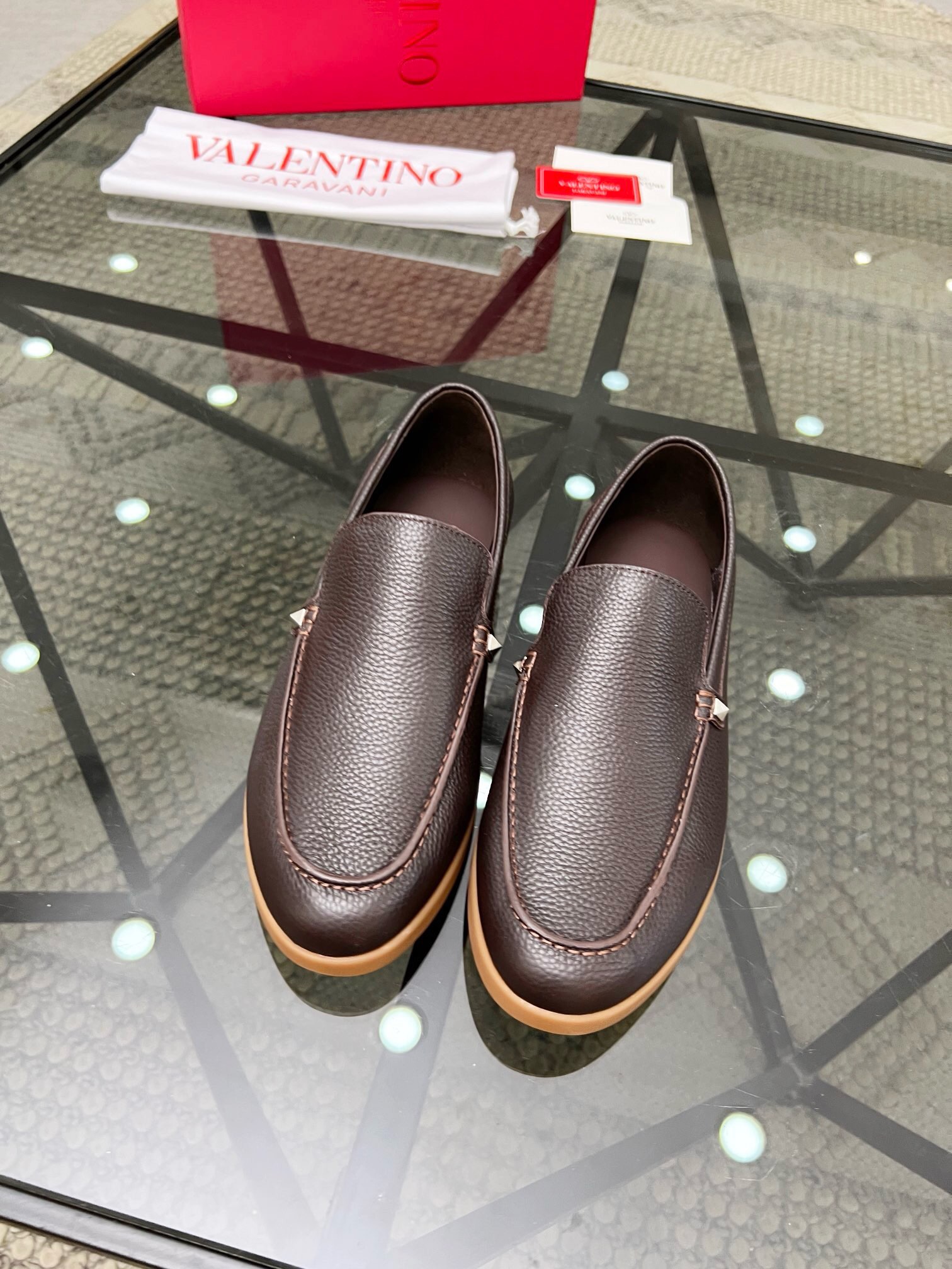 NO:219417,Brand VALENTINO Color Original Color Number 39-44 Customized 38.45 Price Material Valentino Casual Foot Shoes The same style of the counter is the best imported cowhide head layer cowhide inner cowhide foot pad style atmospheric footwear, perfect flow line, high quality workmanship 1:1 accurate reproduction, pure handmade to create a comfortable wearing experience Original private model rubber outsole, Valentino casual shoes, valentino, valentino, cowhide19860909品牌VALENTINO 颜色原版配色 码数39-44订做38.45 价格 材质华伦天奴休闲 套脚鞋 专柜同款优选进口牛皮头层牛皮内里牛皮垫脚版型大气上脚超有气质完美的流线高品质做工1:1精准复刻 纯手工打造舒适的穿着体验原版私模橡胶大底,华伦天奴休闲鞋,valentino,valentino,cowhide,Men's shoes