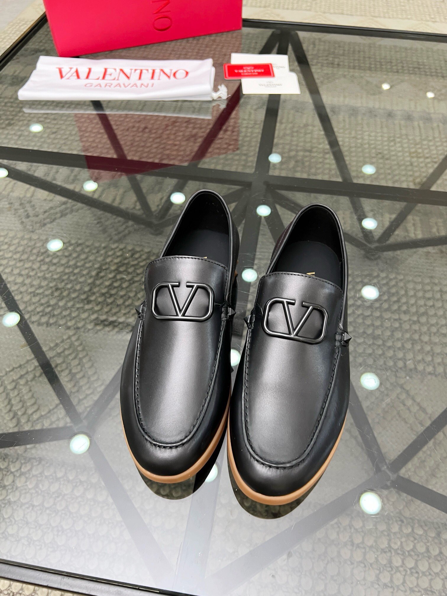 NO:219434,Brand VALENTINO Color Original Color Number 39-44 Customized 38.45 Price Material Valentino Casual Foot Shoes The same style of the counter is the best imported cowhide head layer cowhide inner cowhide foot pad style atmospheric footwear, perfect flow line, high quality workmanship 1:1 accurate reproduction, pure handmade to create a comfortable wearing experience Original private model rubber outsole, Valentino casual shoes, valentino, valentino, cowhide19860909品牌VALENTINO 颜色原版配色 码数39-44订做38.45 价格 材质华伦天奴休闲 套脚鞋 专柜同款优选进口牛皮头层牛皮内里牛皮垫脚版型大气上脚超有气质完美的流线高品质做工1:1精准复刻 纯手工打造舒适的穿着体验原版私模橡胶大底,华伦天奴休闲鞋,valentino,valentino,cowhide,Men's shoes