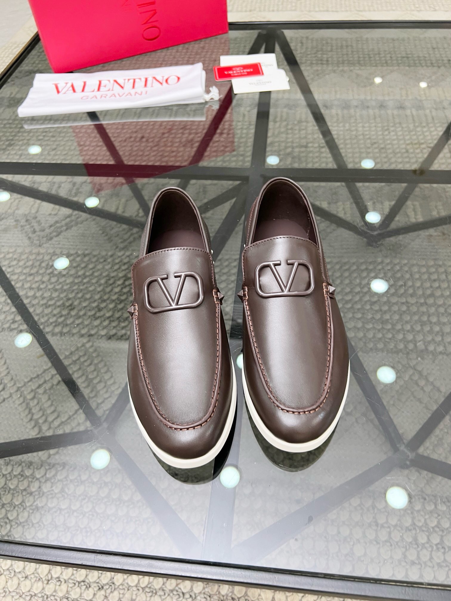 NO:217658,Brand VALENTINO Color Original Color Number 39-44 Customized 38.45 Price Material Valentino Casual Foot Shoes The same style of the counter is the best imported cowhide head layer cowhide inner cowhide foot pad style atmospheric footwear, perfect flow line, high quality workmanship 1:1 accurate reproduction, pure handmade to create a comfortable wearing experience Original private model rubber outsole, Valentino casual shoes, valentino, valentino, cowhide19860909品牌VALENTINO 颜色原版配色 码数39-44订做38.45 价格 材质华伦天奴休闲 套脚鞋 专柜同款优选进口牛皮头层牛皮内里牛皮垫脚版型大气上脚超有气质完美的流线高品质做工1:1精准复刻 纯手工打造舒适的穿着体验原版私模橡胶大底,华伦天奴休闲鞋,valentino,valentino,cowhide,Men's shoes