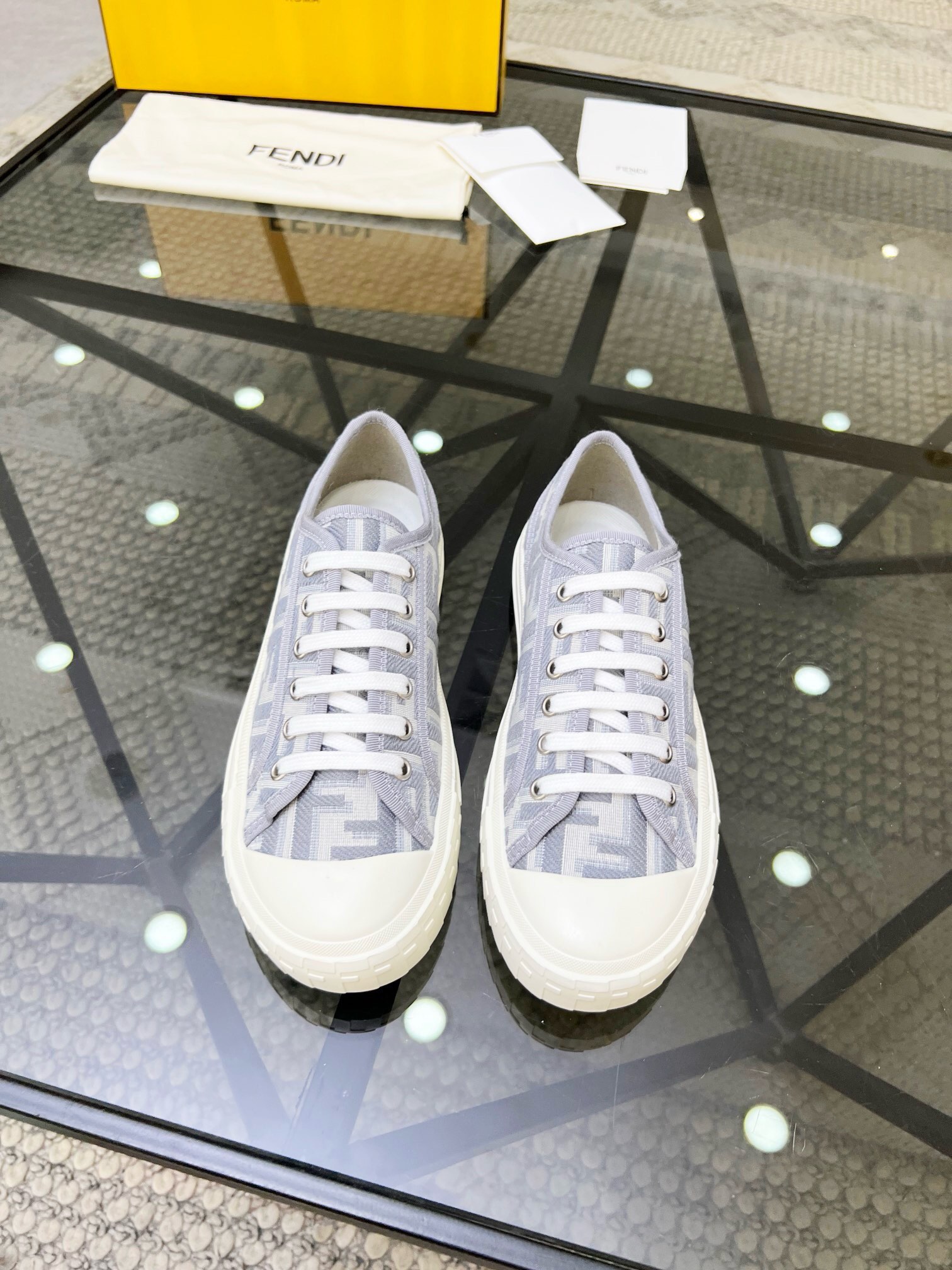 NO:216988,Brand FENDI color original color matching Size 35-44 couples price Material new style Boutique casual shoes Original high-quality upper printed fabric production Breathable mesh cloth Neli mesh insole fashionable dynamic original Fendi comfortable sole Simple and elegant sports casual, Fendi casual shoes, fendi, fendi19860909品牌FENDI 颜色原版配色 码数35-44情侣款 价格 材质芬迪新款 精品 休闲鞋 原版高品质鞋面印花布面制作 透气网布内里网布鞋垫版型时尚 动感十足原版芬迪舒适大底 简洁大方运动 休闲,芬迪休闲鞋,fendi,fendi,Men's shoes