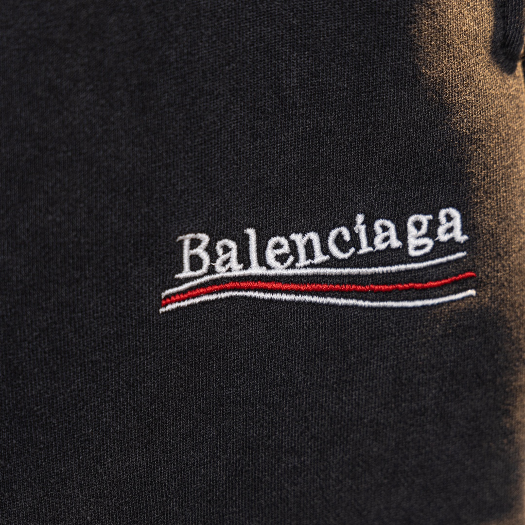 供💰105
BALENCLIAGA巴黎世家 2024早春新款 经典可乐logo字母刺绣短裤🩳
专柜正品同步，面料采用巴黎进口ZP定织定染420洗水300克纯棉，螺纹采用定染无色差，采用进口田岛机绣高密度绣花，字母清晰，效果立体，男女同款

颜色：黑色
尺码：S-XL
S：腰围76    臀围112   裤长52
M：腰围80   臀围116   裤长53
L： 腰围84   臀围120   裤长54
XL：腰围86  臀围124  裤长55