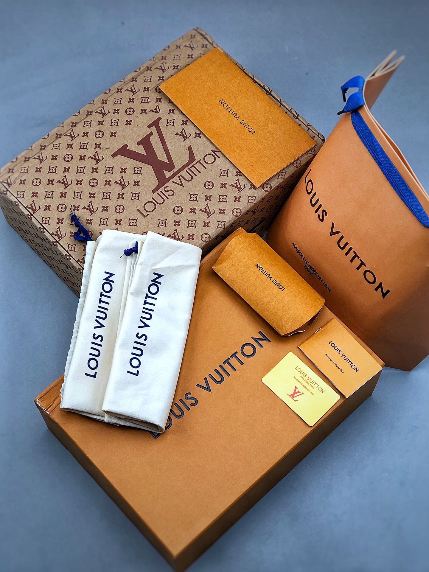 450 LV板鞋系列 春夏男女装秀场瞩目亮相LOUIS VUITTON 圆头系带 同色系渲染饰面