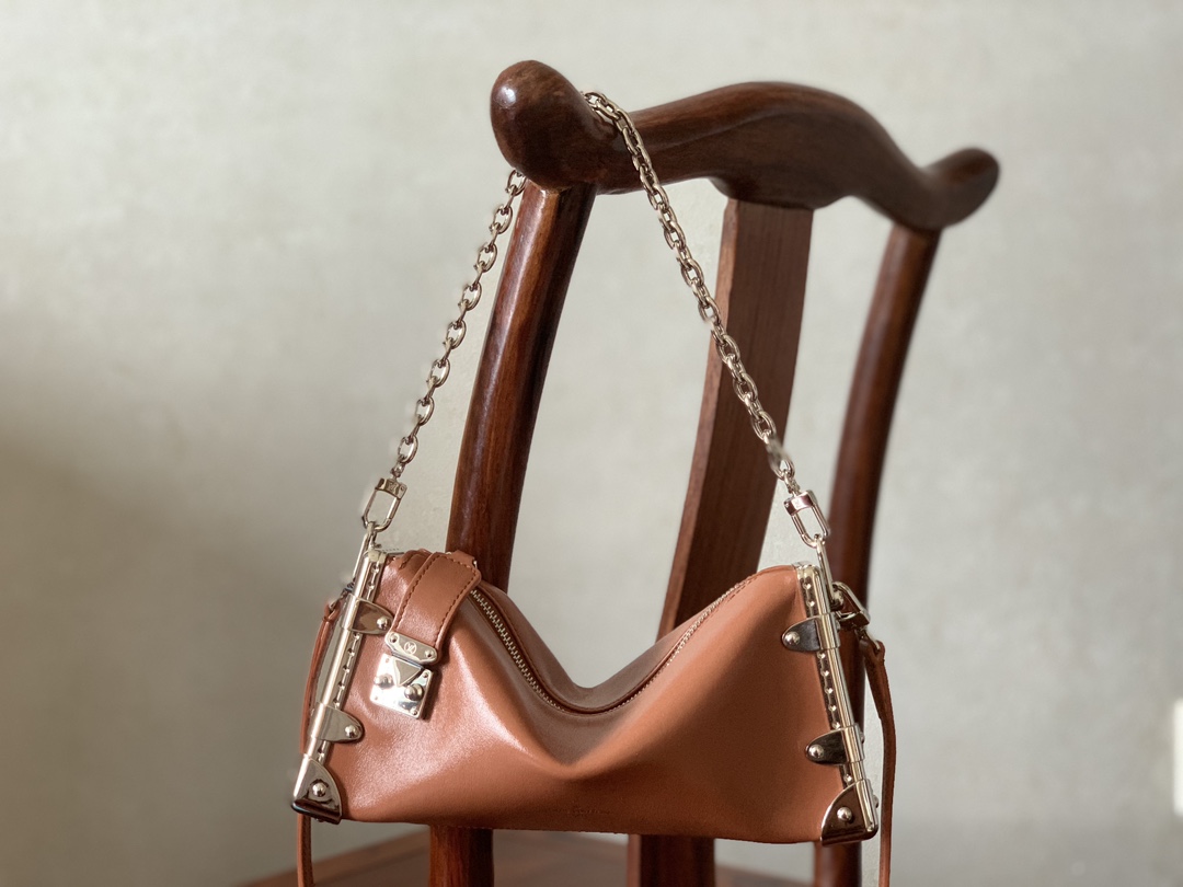 The rare pairing counters 24th new product debut [SLIM TRUNK handbag] M25445 golden brown draws inspiration from Louis Vuittons traditional hard