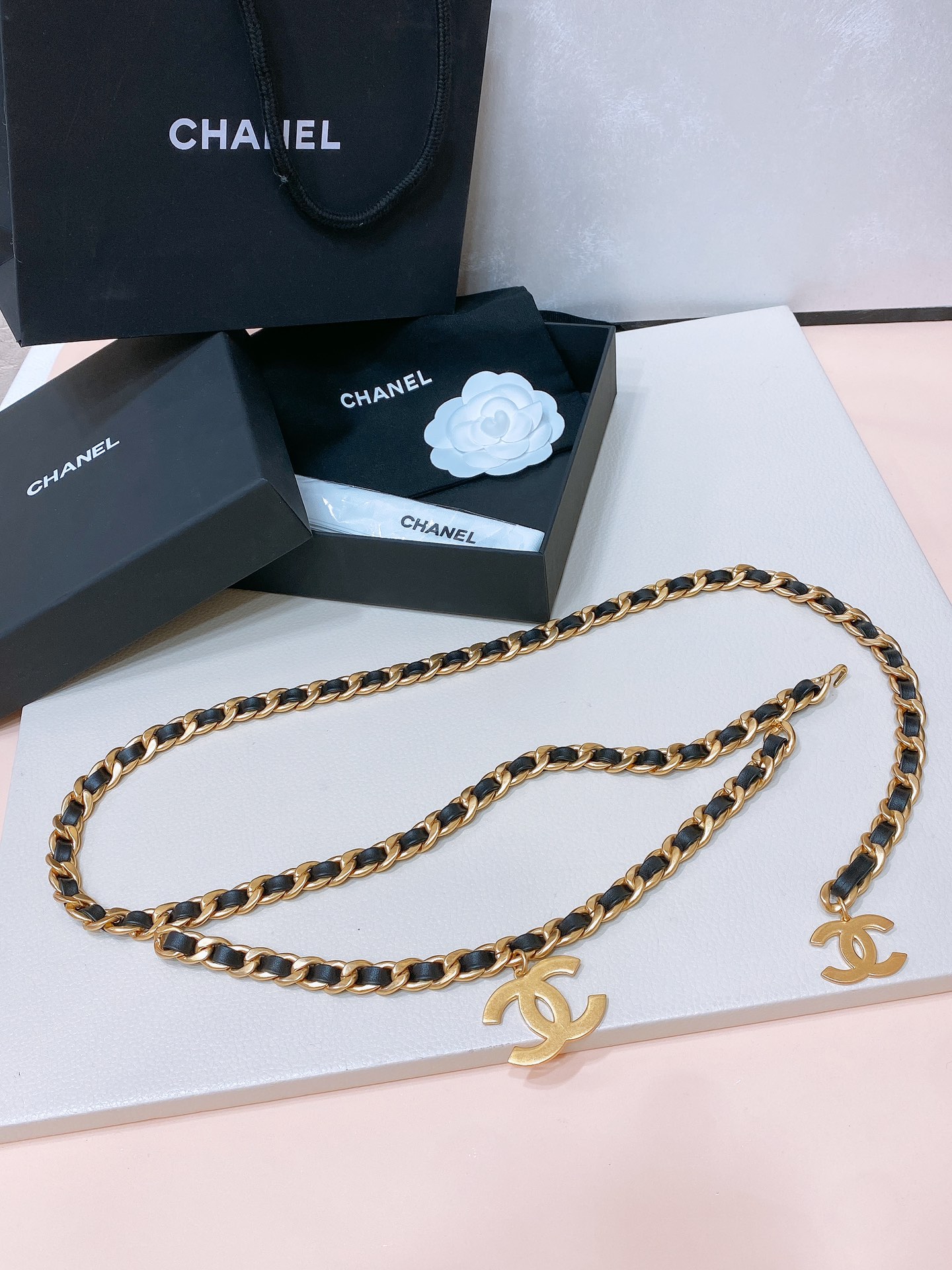 -Chanel 黄铜金属.经典链条logo腰链 精致优雅 均码 
             2层链 简单