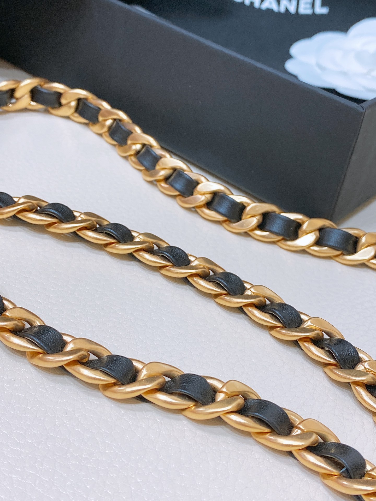 -Chanel 黄铜金属.经典链条logo腰链 精致优雅 均码 
             2层链 简单