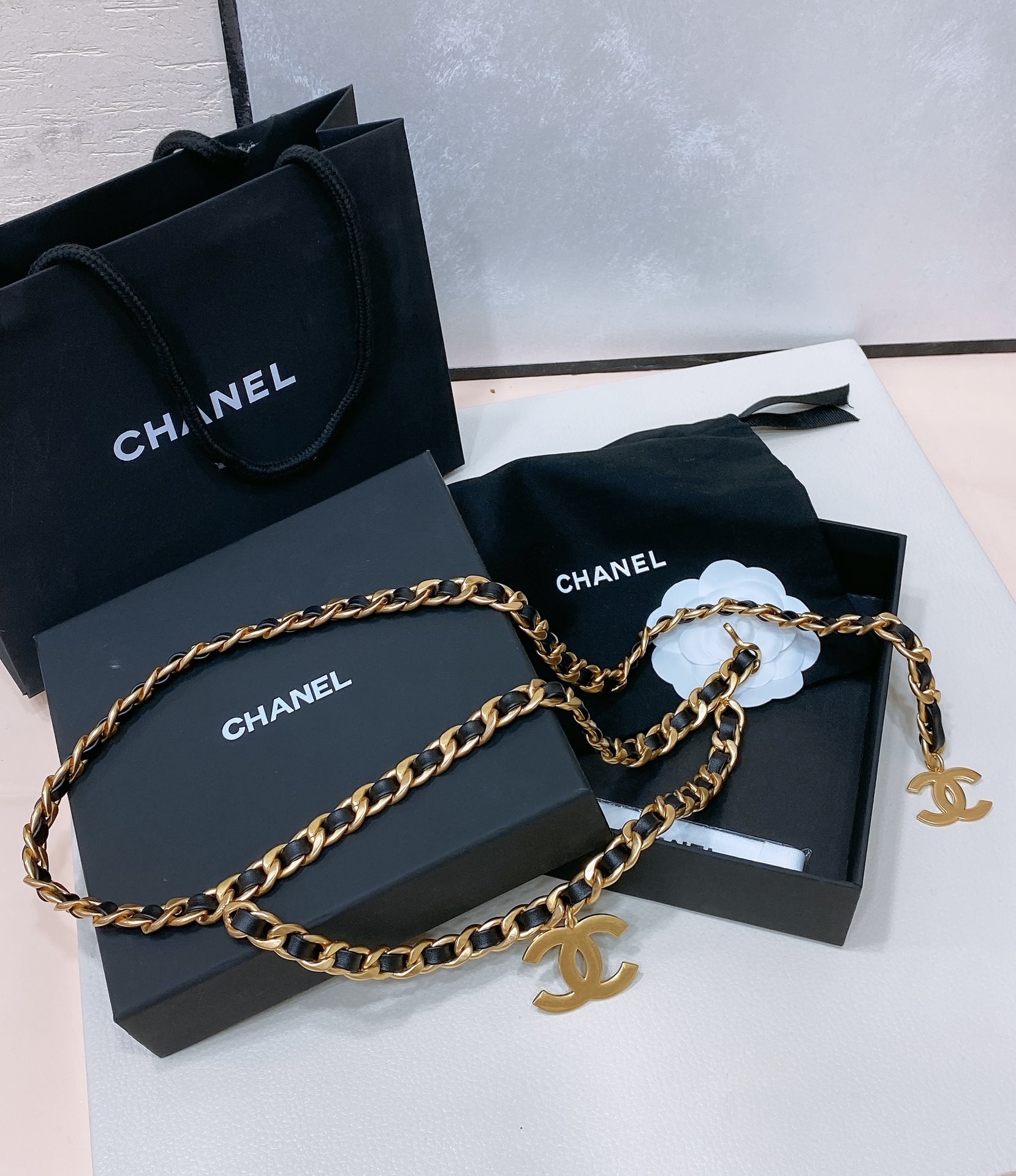 -Chanel 黄铜金属.经典链条logo腰链 精致优雅 均码 
             2层链 简单