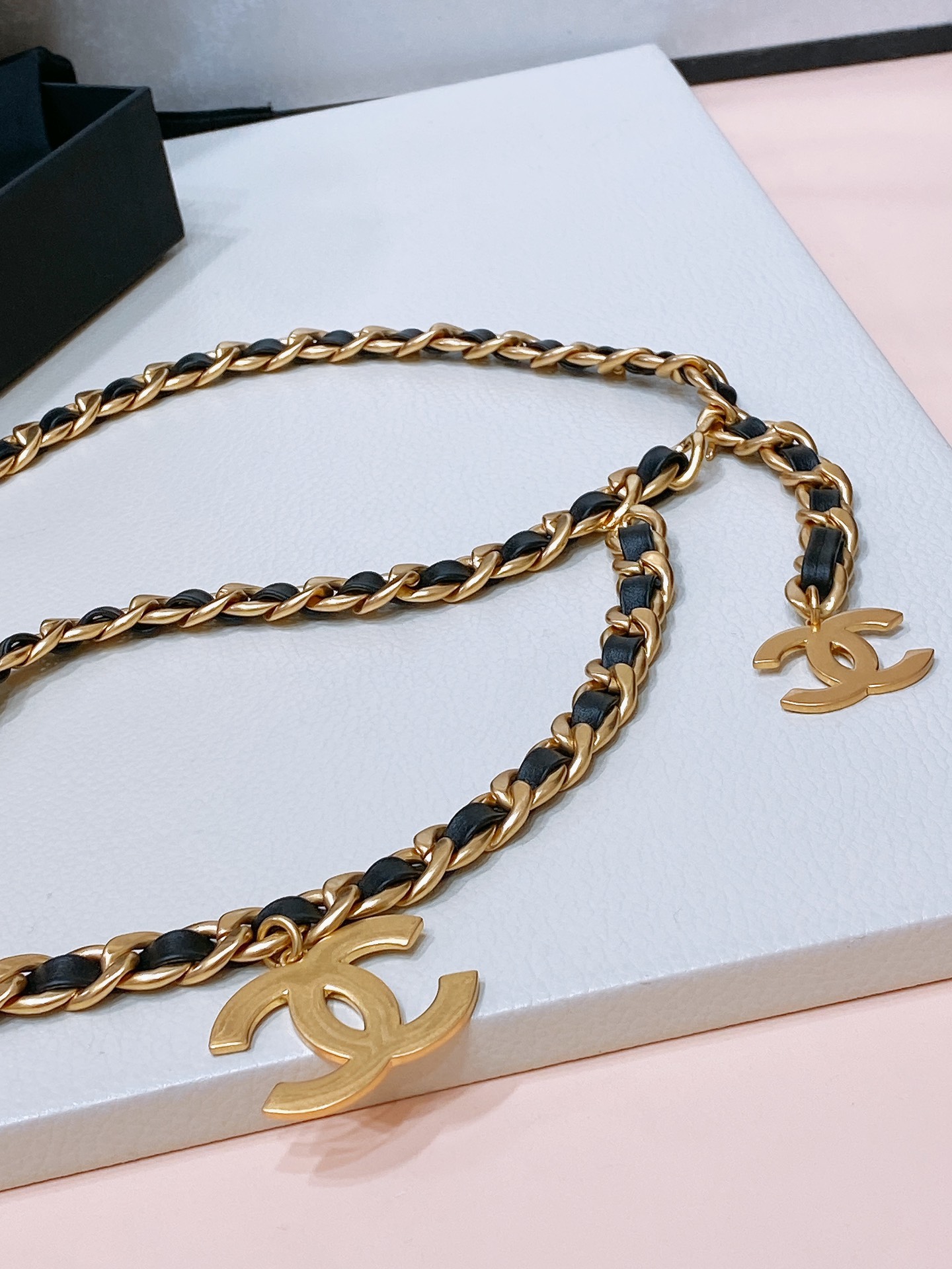 -Chanel 黄铜金属.经典链条logo腰链 精致优雅 均码 
             2层链 简单